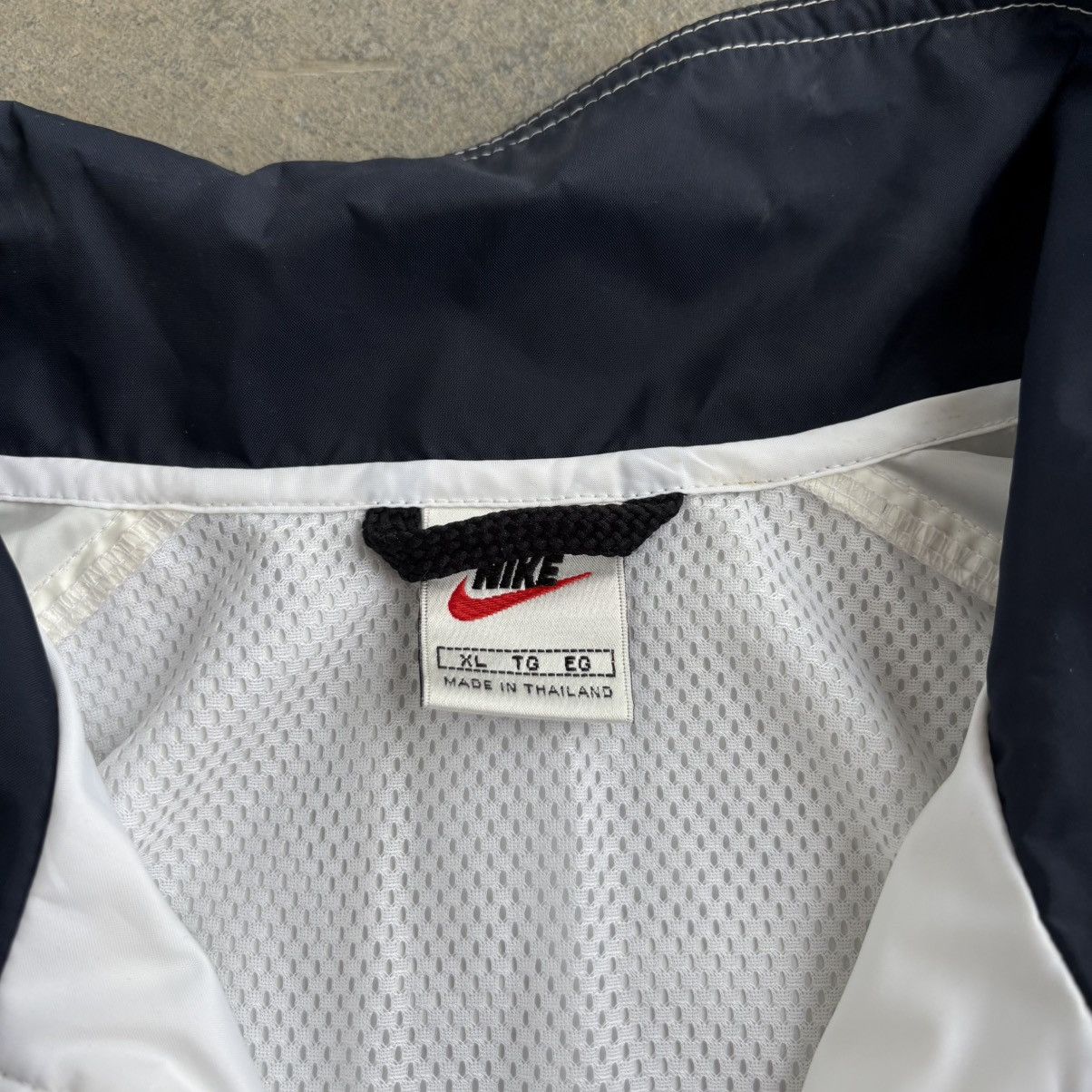 Nike × Vintage Vintage Nike Blue and White Windbreaker Jacket Athletic XL Size US XL / EU 56 / 4 - 2 Thumbnail