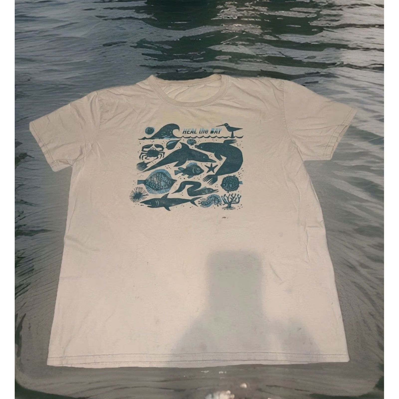 Vintage Santa Monica Heal the Bay Waves Crabs Shark Dolphin Logos Shirt XL Beige Vintage Men Short Sleeve Crew Neck T-Shirt Size US XL / EU 56 / 4 - 2 Thumbnail