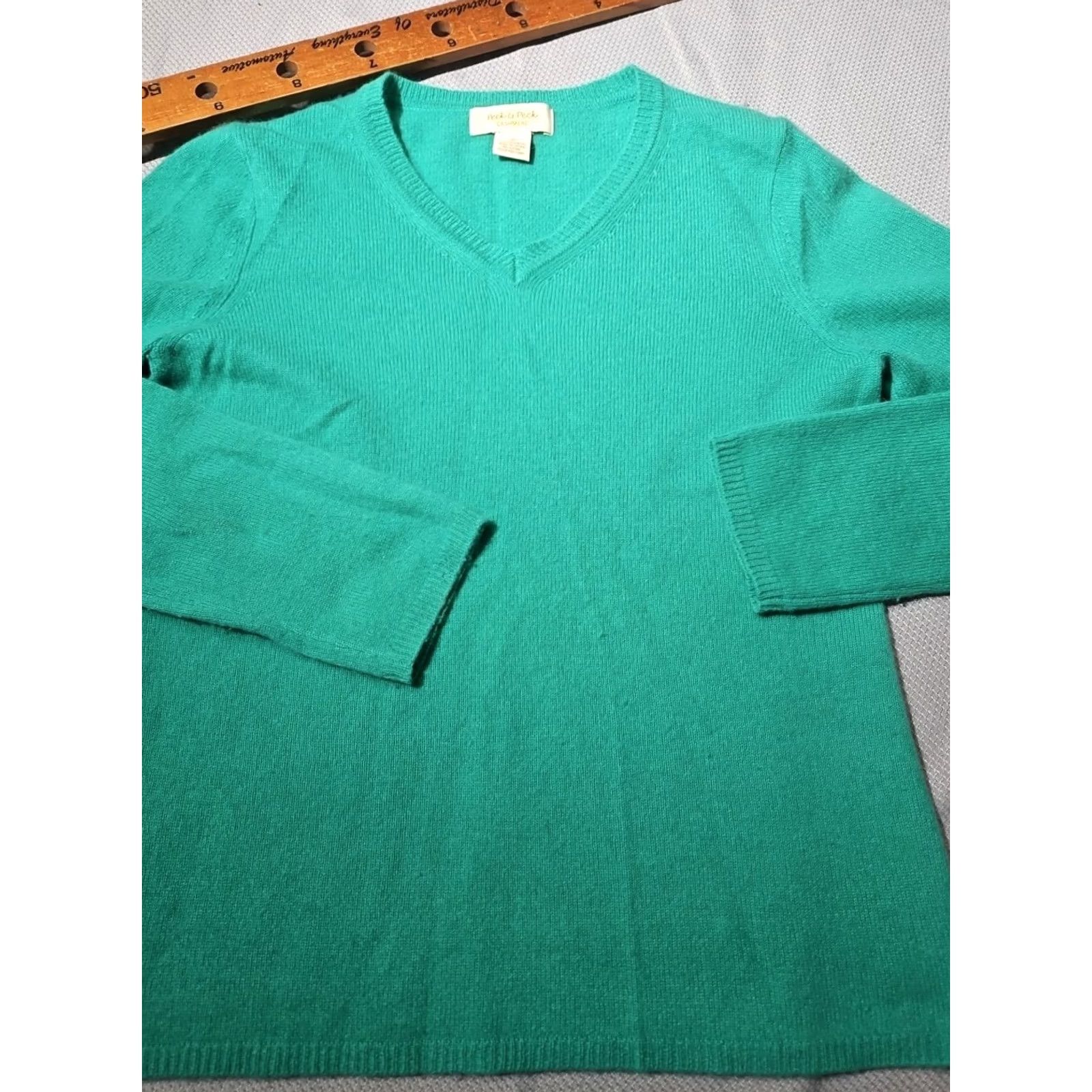 Vintage Peck & Peck Sweater Womens Medium Green Cashmere VNeck 2-Ply Quiet Luxury Soft Pullover Regular Lightweight All Seasons Kn 95% 0 Size M / US 6-8 / IT 42-44 - 2 Thumbnail
