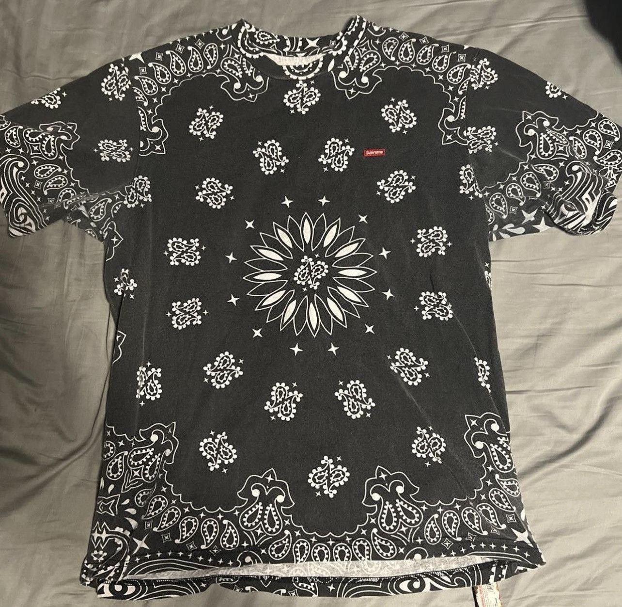 Supreme Supreme Small Box "Black Bandana" Size US M / EU 48-50 / 2 - 1 Thumbnail