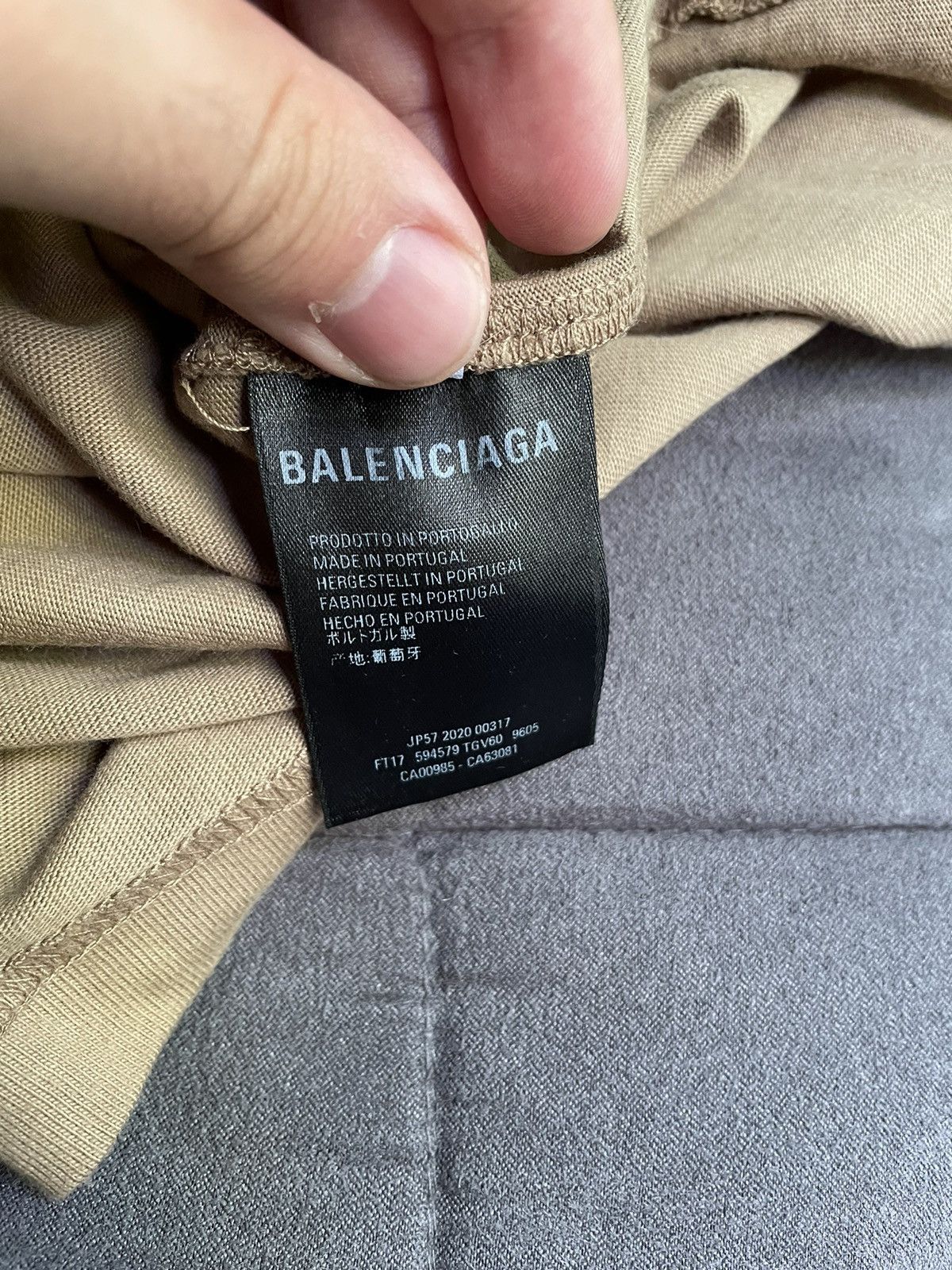 Balenciaga Balenciaga Beige Crest Logo T Shirt Size US S / EU 44-46 / 1 - 8 Thumbnail