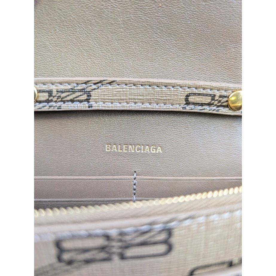 Balenciaga o1rshd1 Size: OS / BB Monogram Chain Shoulder Bag in Tan Size ONE SIZE - 15 Thumbnail