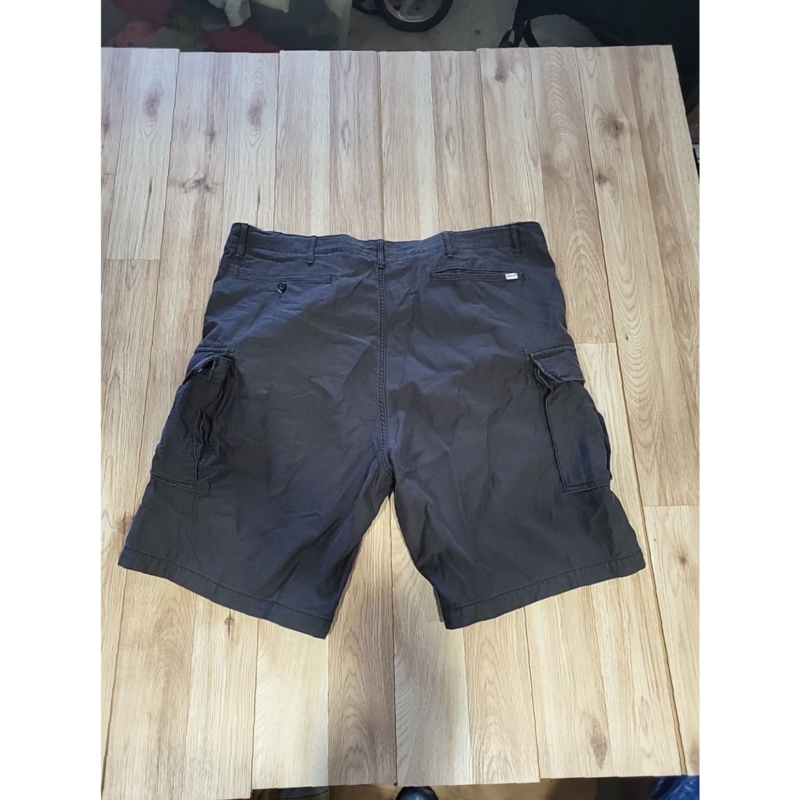 Levi's Levi's Cargo Shorts 44" Gray Cotton Snap Pockets 10" Inseam Regular Fit Men Pants Casual Outdoor workwear 90s? Size US 44 / EU 60 - 4 Thumbnail