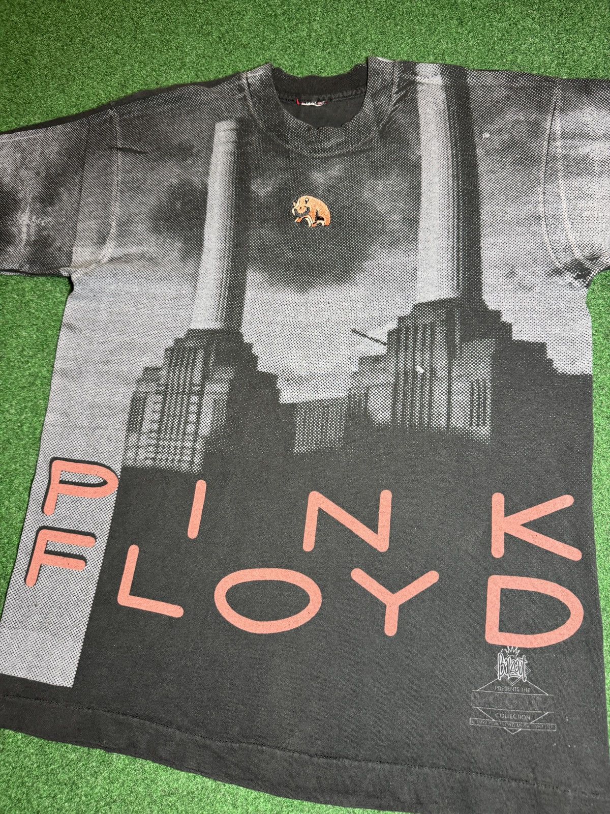 Band Tees × Giant × Vintage Vintage 90s Pink Floyd The Wall Animals AOP INSANE T Shirt Size US L / EU 52-54 / 3 - 2 Thumbnail