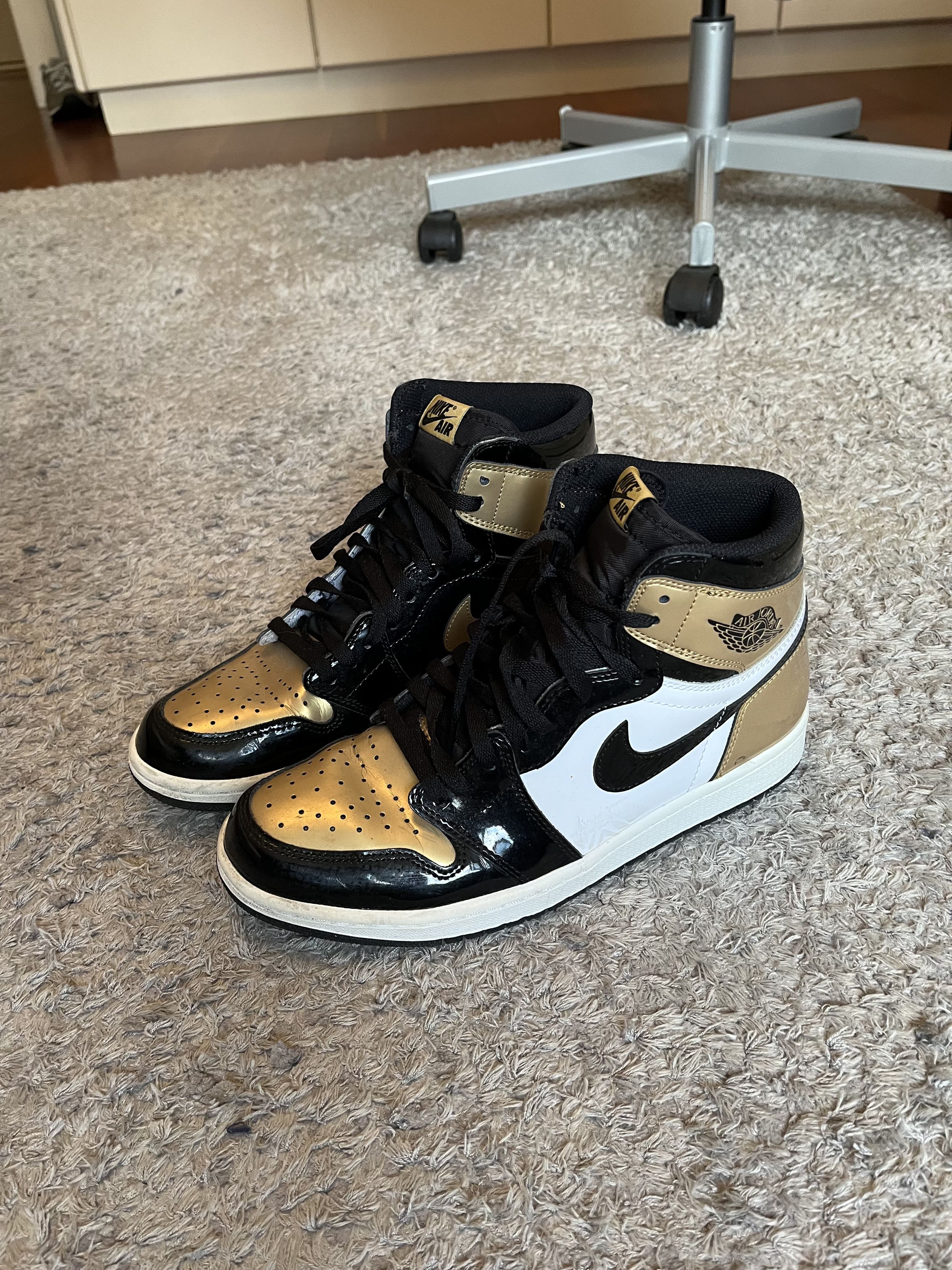 Jordan Brand Air Jordan 1 Retro High OG ‘Gold Toe’ Size US 10 / EU 43 - 1 Thumbnail