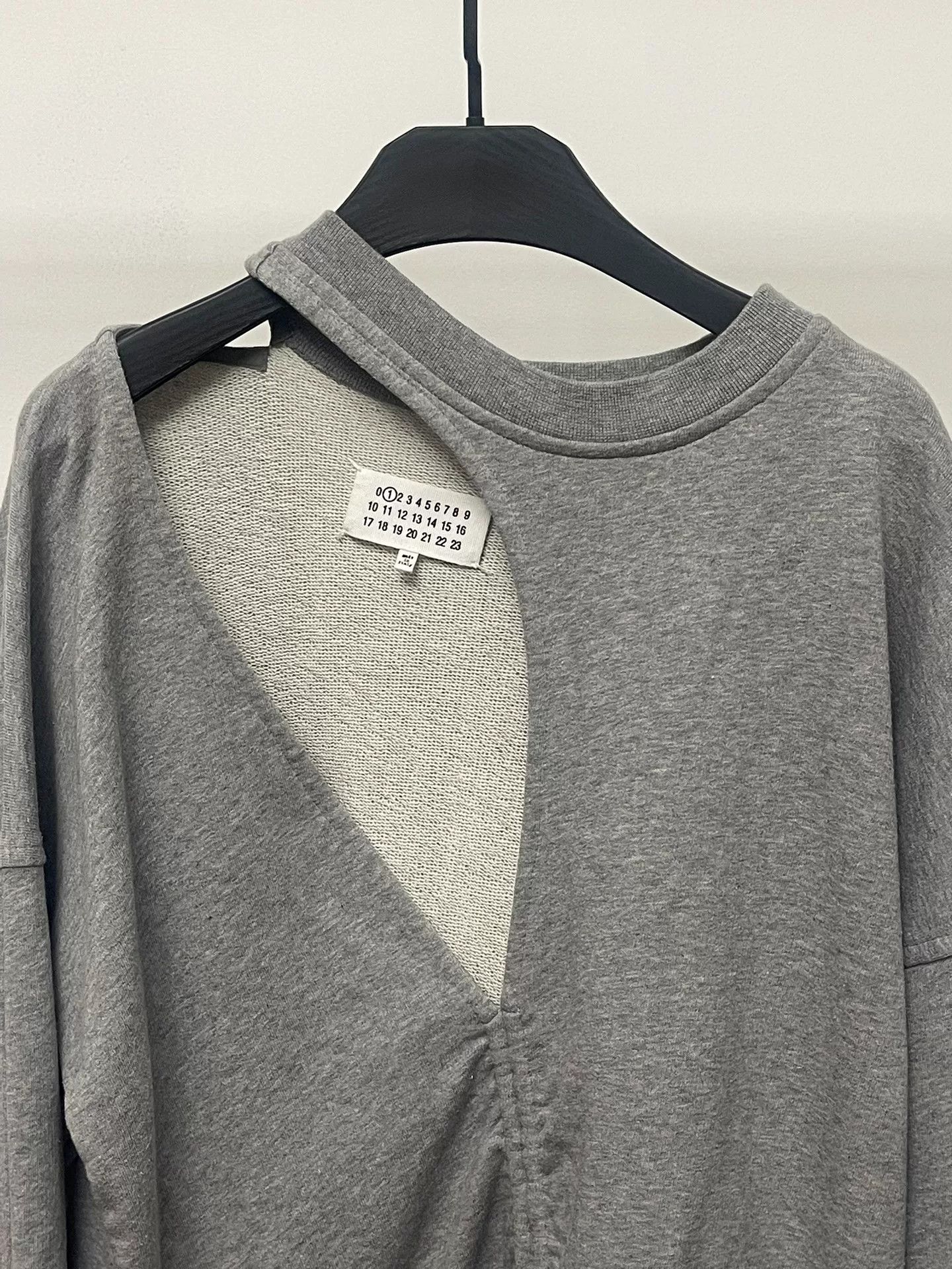 Maison Margiela Maison Margiela Open-Shoulder Sweatshirt Size M / US 6-8 / IT 42-44 - 1 Thumbnail