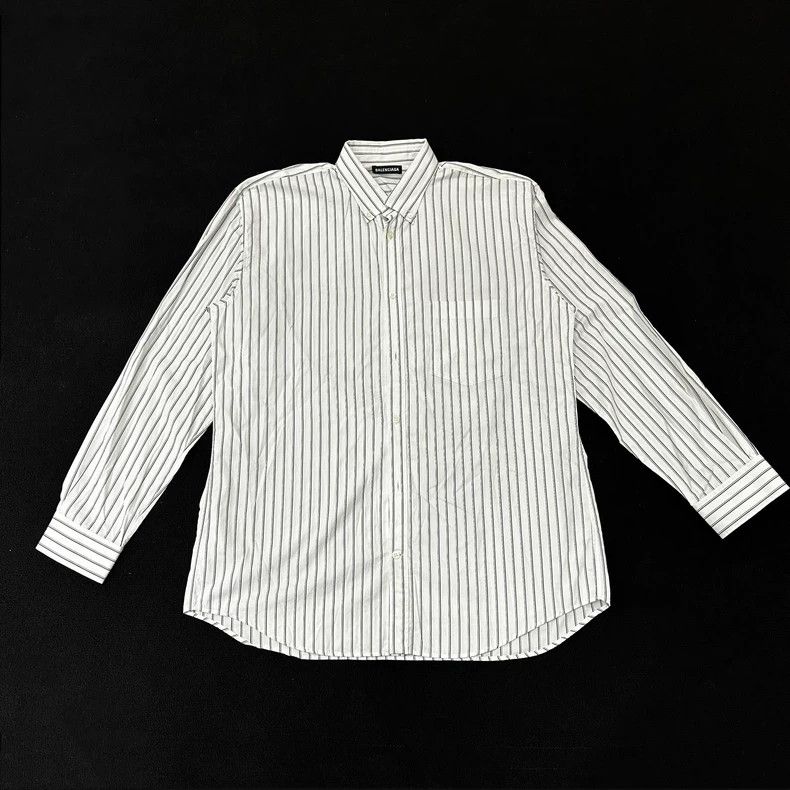 Balenciaga Balenciaga size 39 Big logo shirt behind it Size US S / EU 44-46 / 1 - 1 Thumbnail