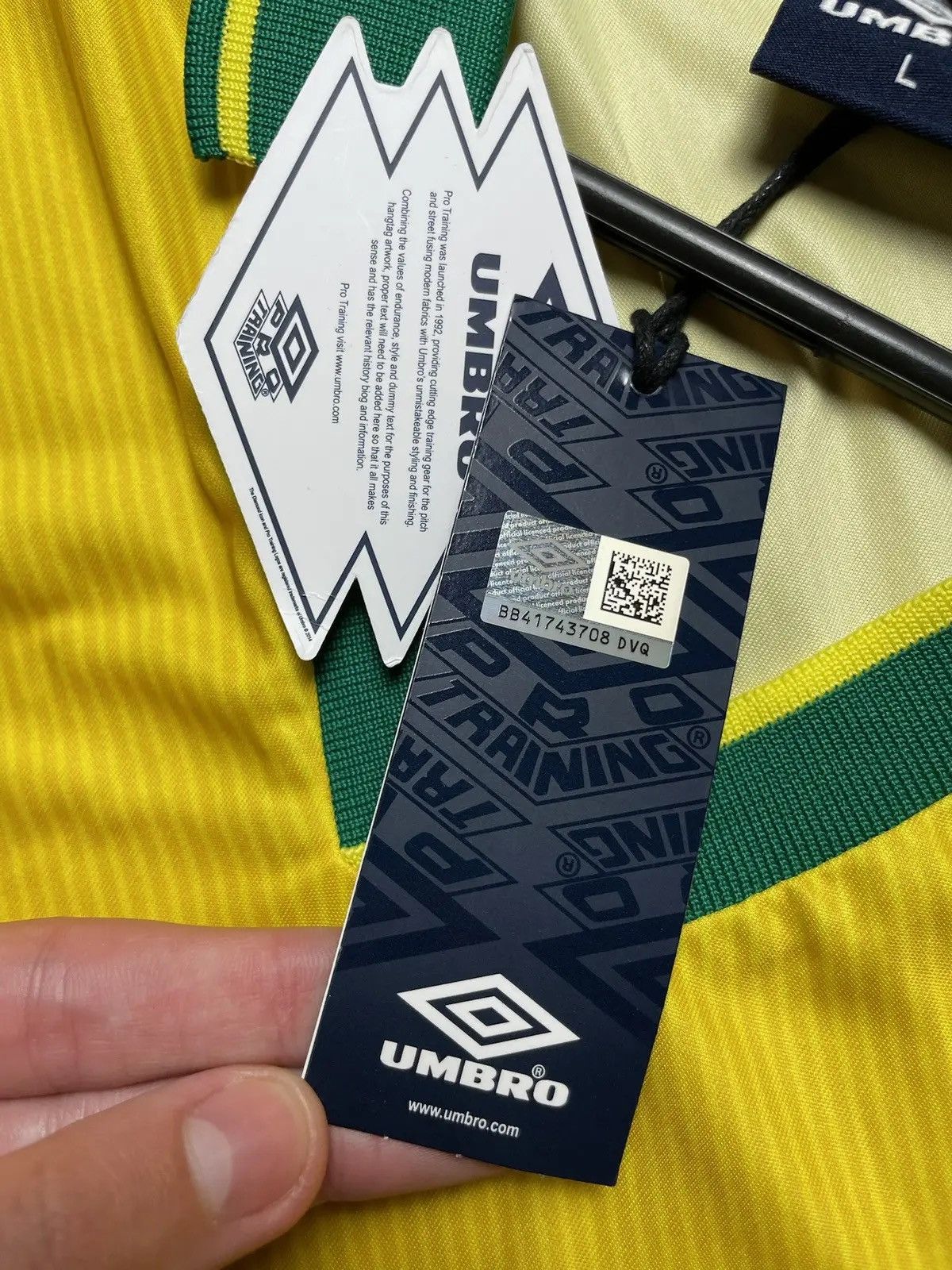 Umbro Umbro Brazil Pro Training Vintage design Brasil jersey Tee Size US L / EU 52-54 / 3 - 3 Thumbnail