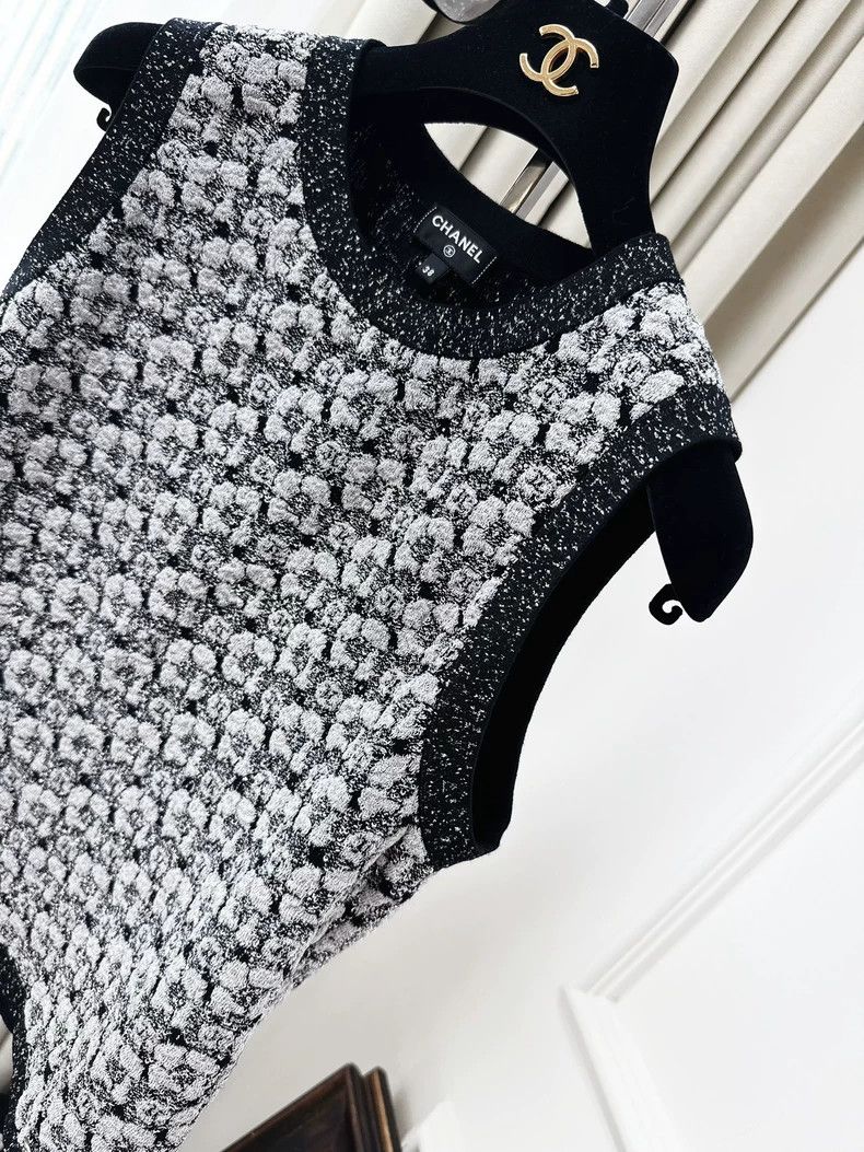 Chanel Chanel 23K camellia double C silver silk versatile vest Size XS / US 0-2 / IT 36-38 - 2 Thumbnail