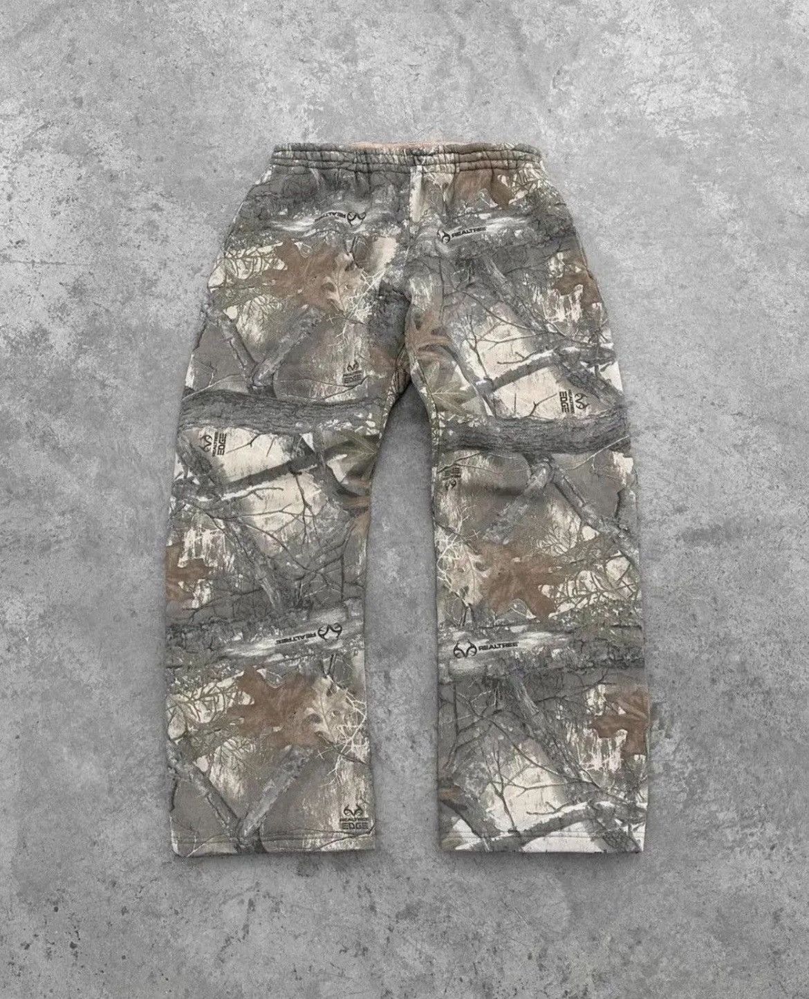 Japanese Brand × Realtree Vintage Real Tree Camouflage Baggy Sweatpants Size US 31 - 1 Thumbnail