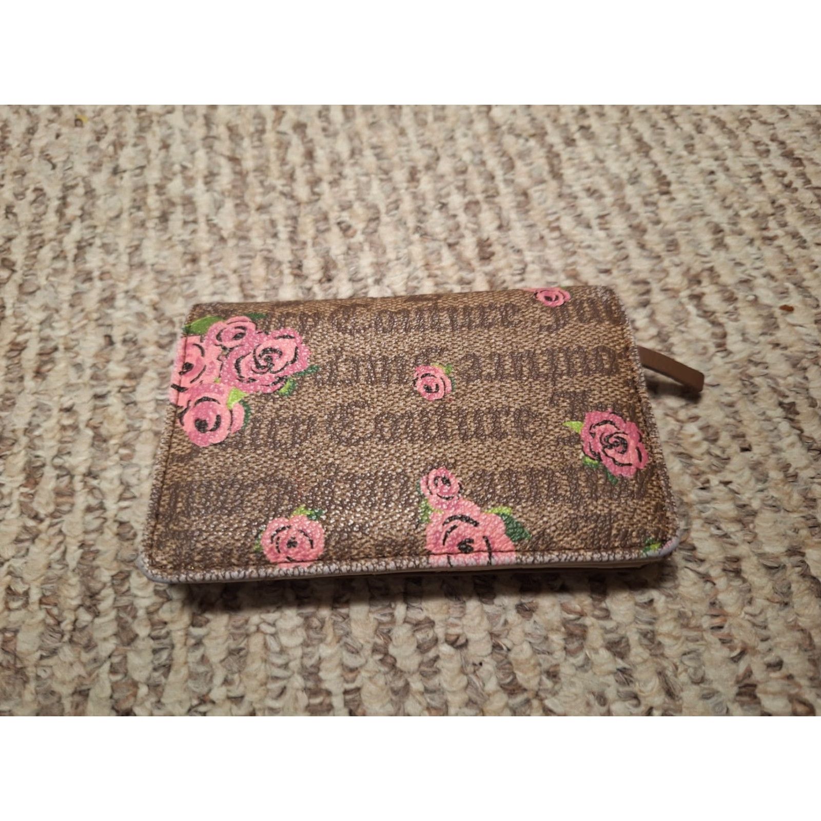 Juicy Couture Juicy Couture Wallet Womens Floral Zip Faux Leather Beige Flowers Flower Wallet Zip Size ONE SIZE - 2 Thumbnail