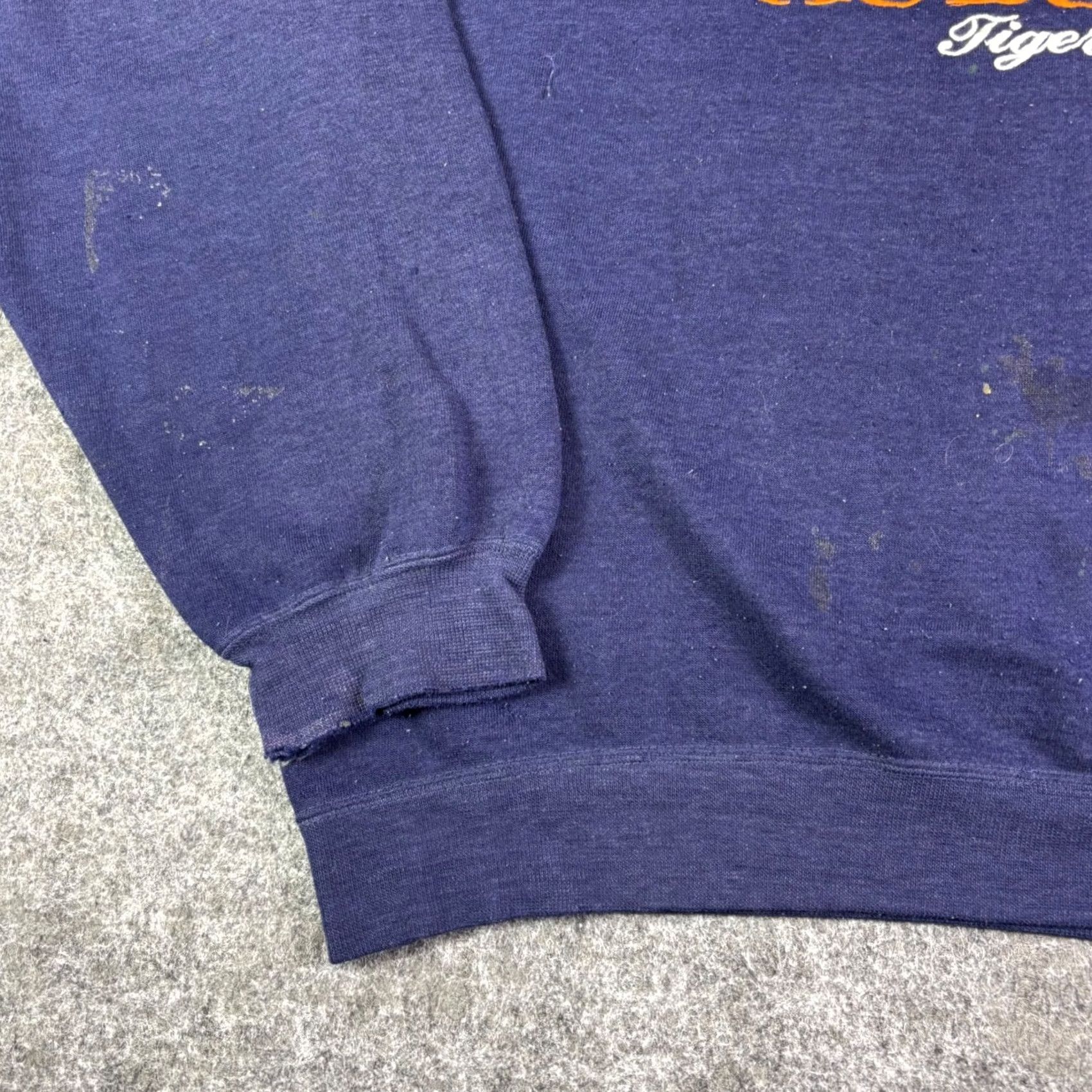 Vintage Vintage Auburn Tigers Sweatshirt Navy Blue Embroidered Logo Size Large 90s - Graphic Print Size US L / EU 52-54 / 3 - 7 Thumbnail