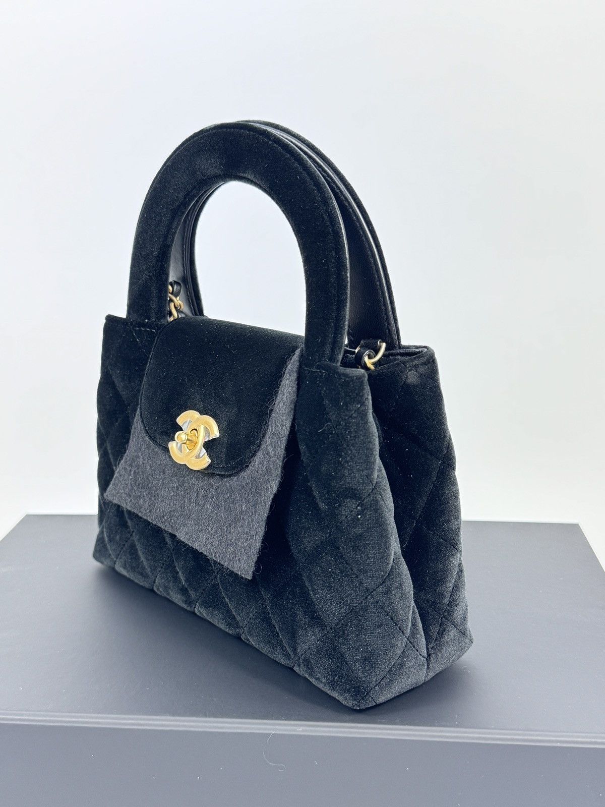 Chanel SMALL CHANEL VELVET SHOPPER TOP HANDLE BAG Size ONE SIZE - 3 Thumbnail