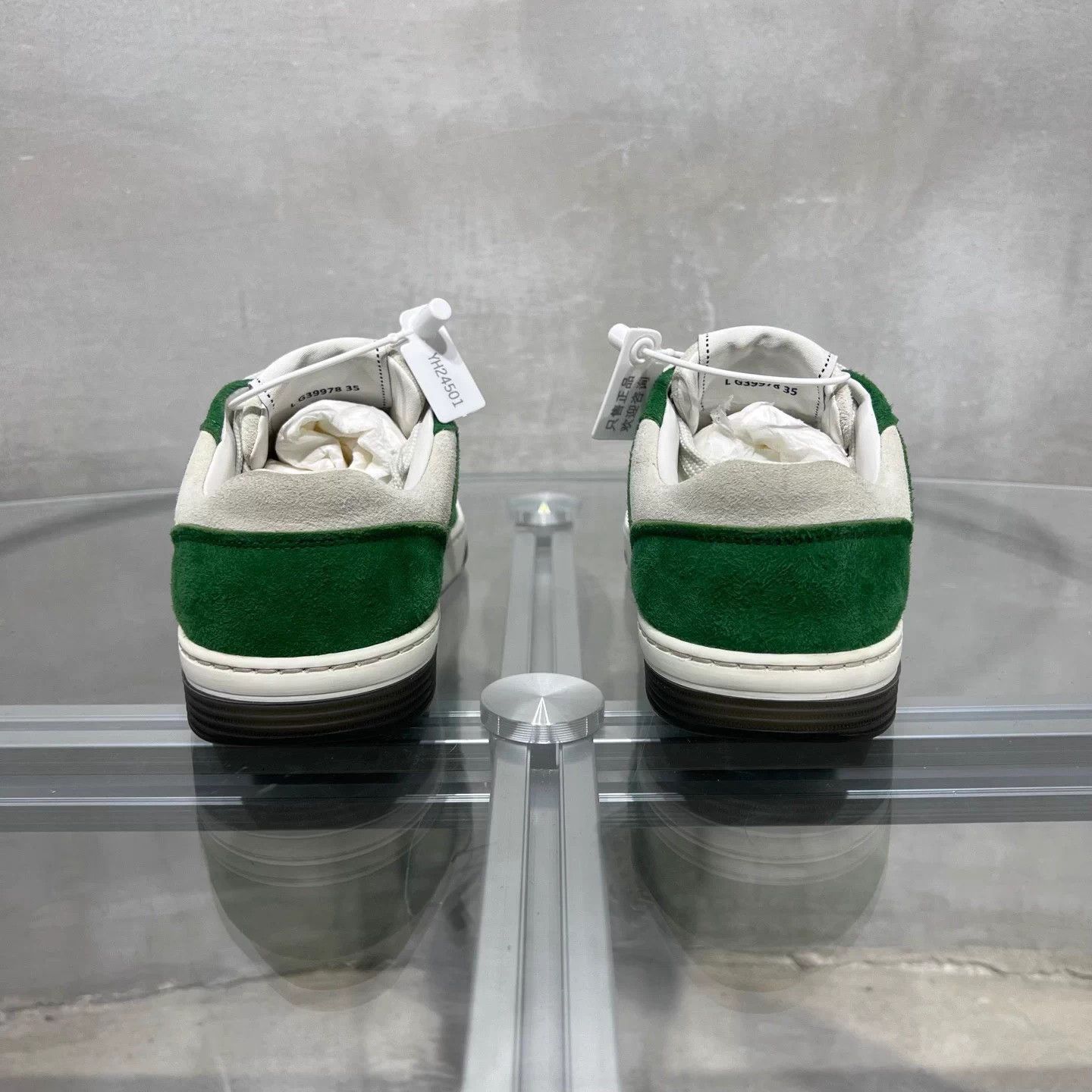 Chanel Chanel 23P White Green Suede Sneakers EU35 Size US 4 / IT 34 - 6 Thumbnail