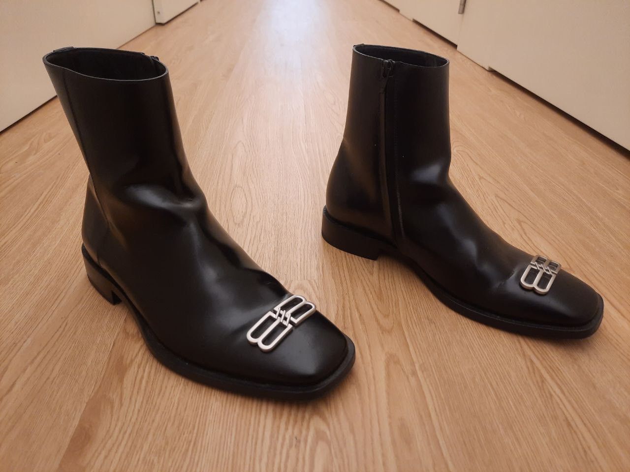 BB Metal Logo Rim Chelsea Square Zip Boots