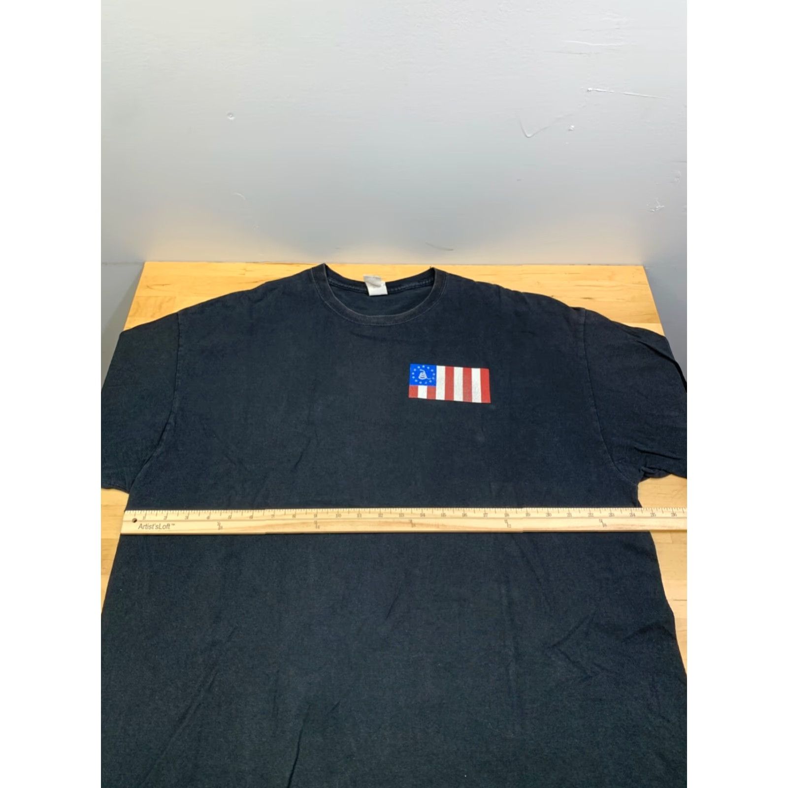 Gildan United States of America A History of Defiance Flag Shirt Mens 2XL Black Size US XXL / EU 58 / 5 - 6 Thumbnail