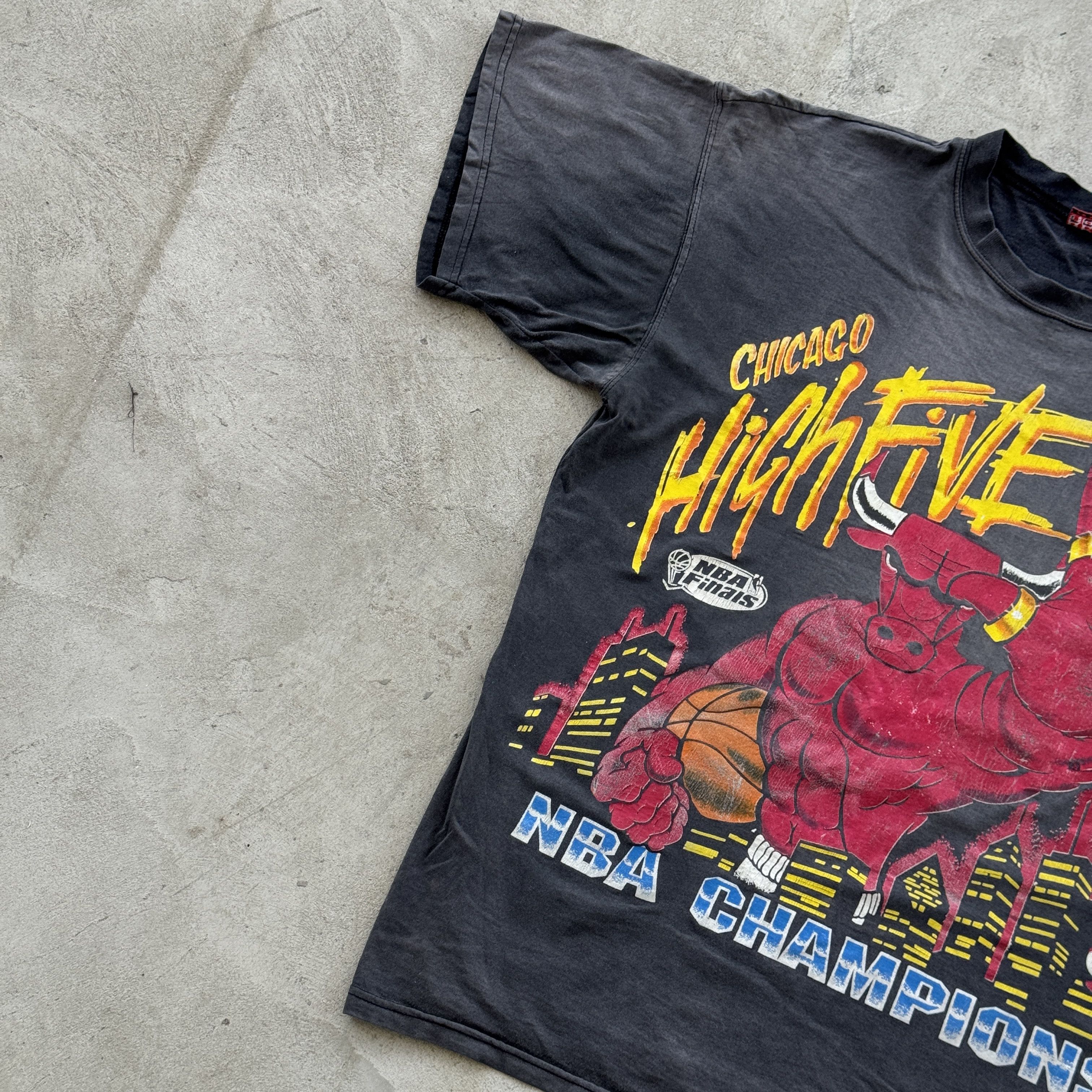 NBA Vintage 90s NBA Chicago Bulls Distressed Sun Faded Tee Shirt Size US XL / EU 56 / 4 - 3 Thumbnail