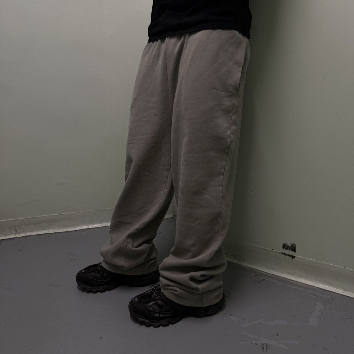 Balenciaga Balenciaga Mega Baggy Sweatpants Size US 34 / EU 50 - 1 Thumbnail