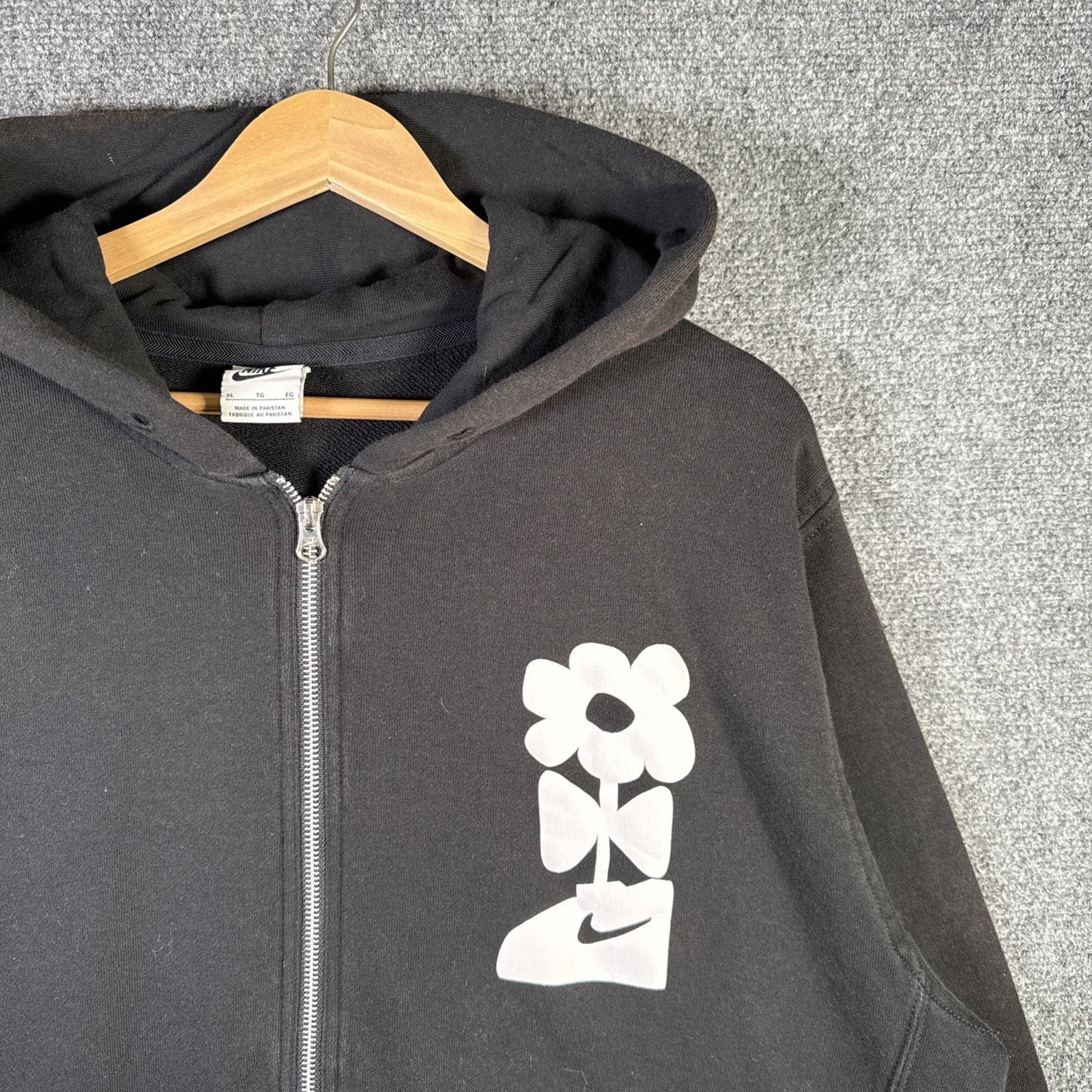 Nike Vintage Nike Hoodie Mens XL Black Y2K Sneaker Flower Cactus Size US XL / EU 56 / 4 - 1 Thumbnail