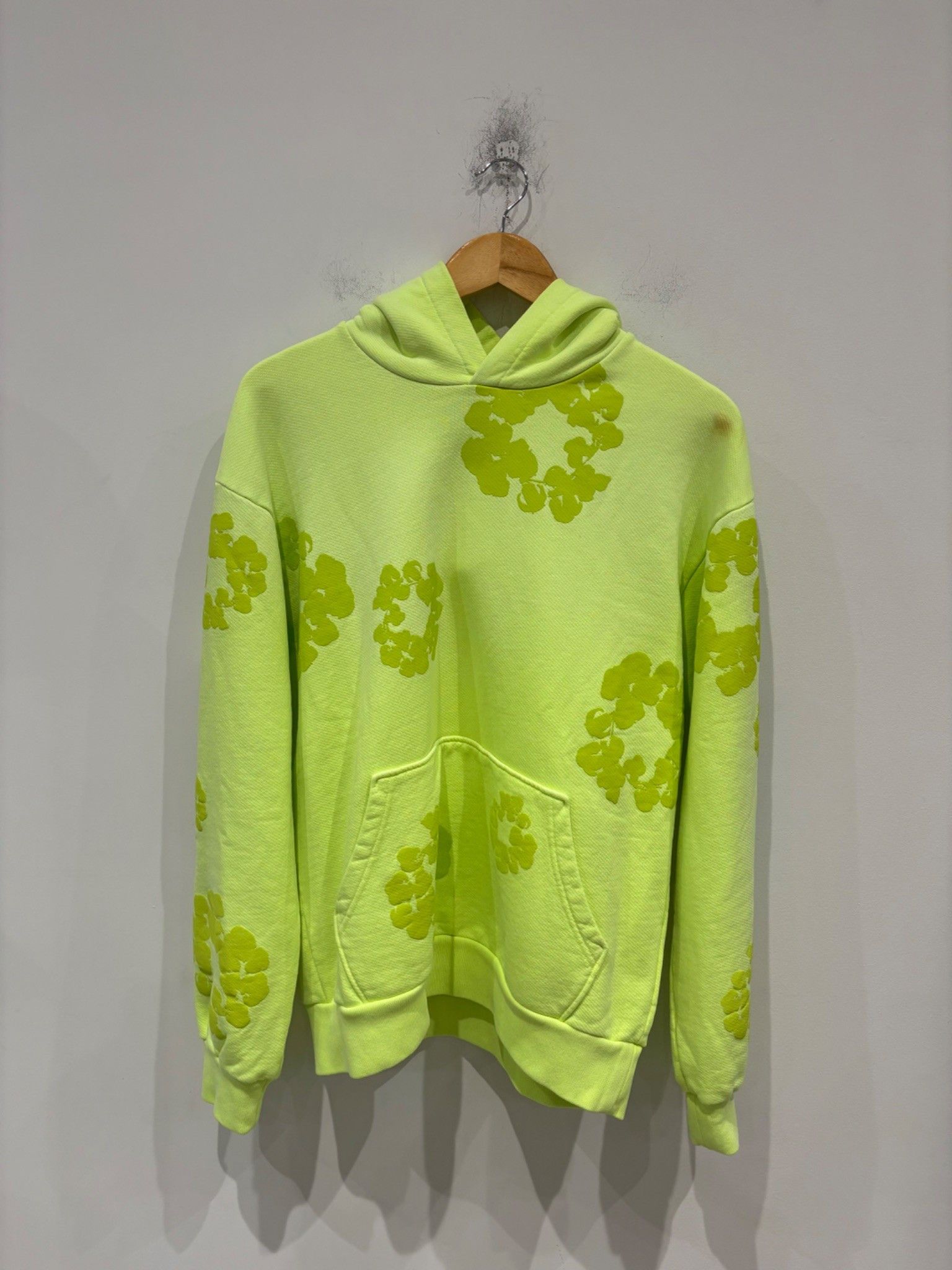 DENIM TEARS Denim Tears Mono Cotton Wreath Hoodie Neon Green Size US S / EU 44-46 / 1 - 1 Thumbnail
