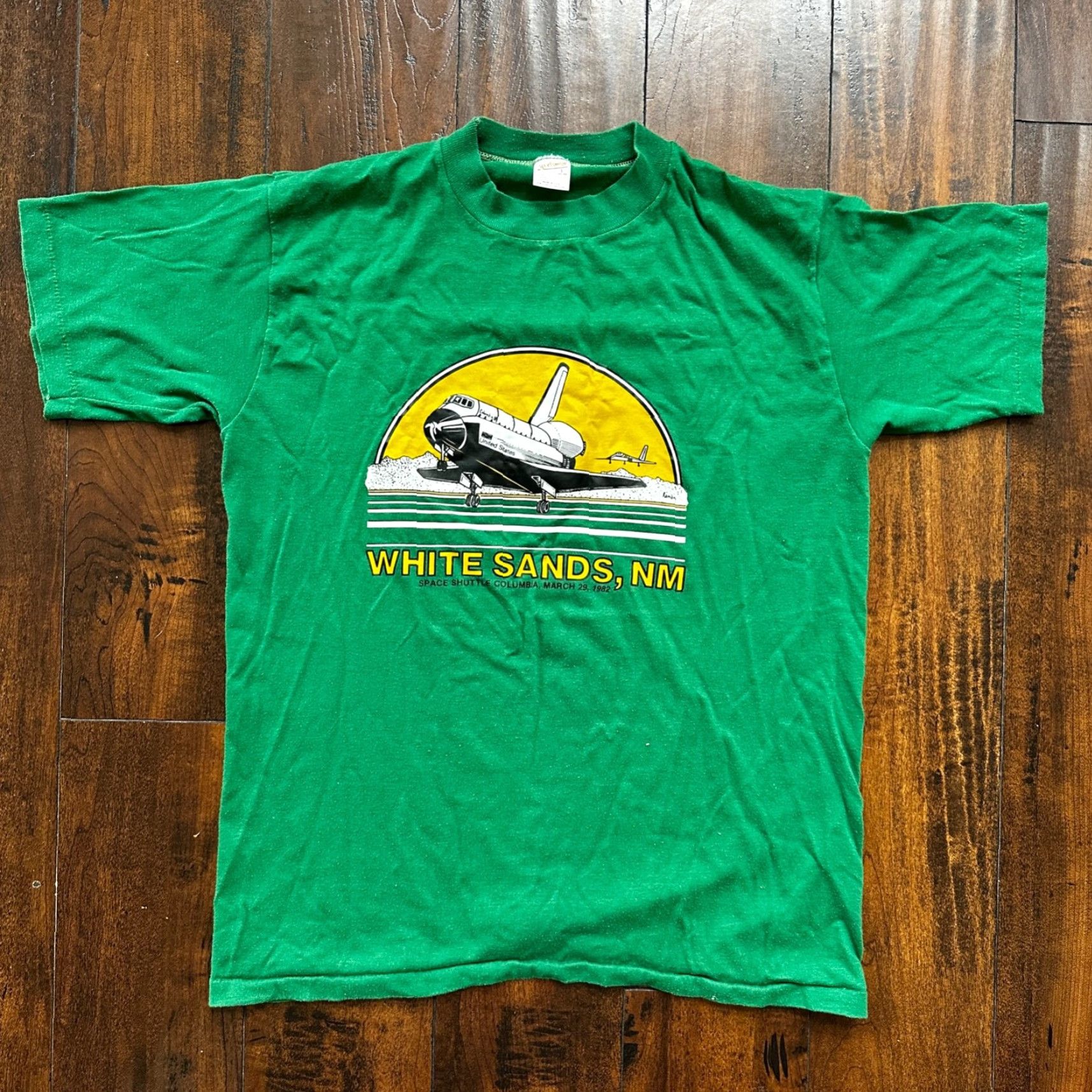 Vintage VINTAGE Men T-Shirt Crew Neck Short Sleeve Green Space Shuttle Desert 80s 1982 Military Size US L / EU 52-54 / 3 - 2 Thumbnail