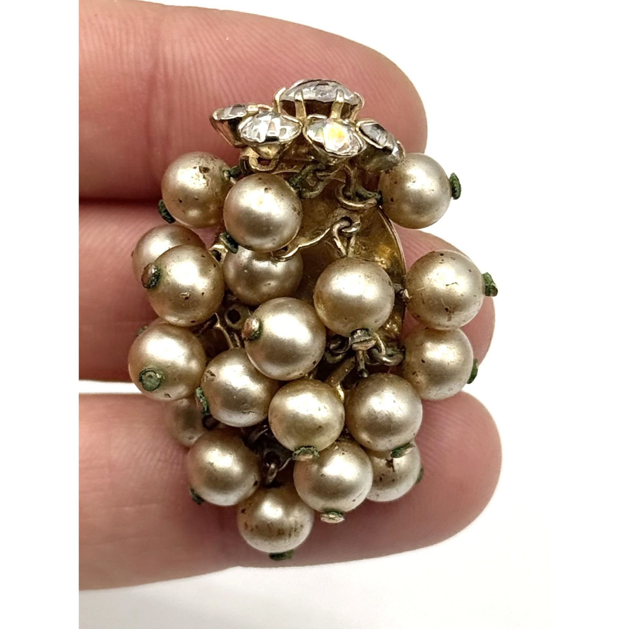 Vintage Marvella Estate Glass Pearl Beaded Vintage Fur Clip Pin Size ONE SIZE - 1 Thumbnail