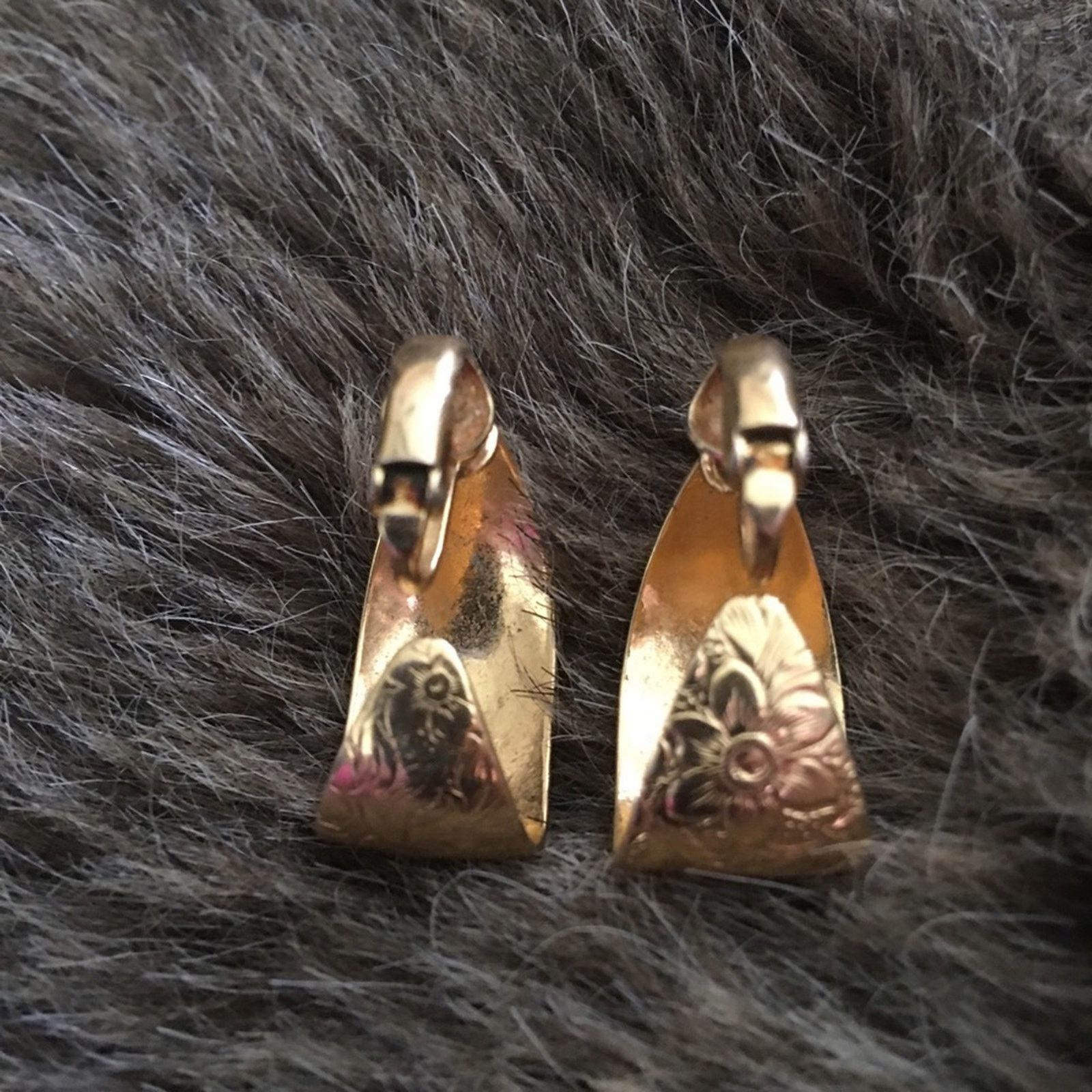 Vintage Vintage gold tone textured design clip earrings Size ONE SIZE - 3 Thumbnail