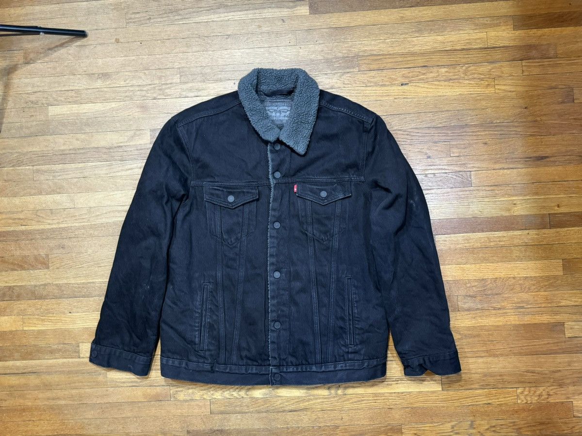 Levi's Levi’s Sherpa Lined Black Denim Trucker Jacket Size US XL / EU 56 / 4 - 1 Thumbnail