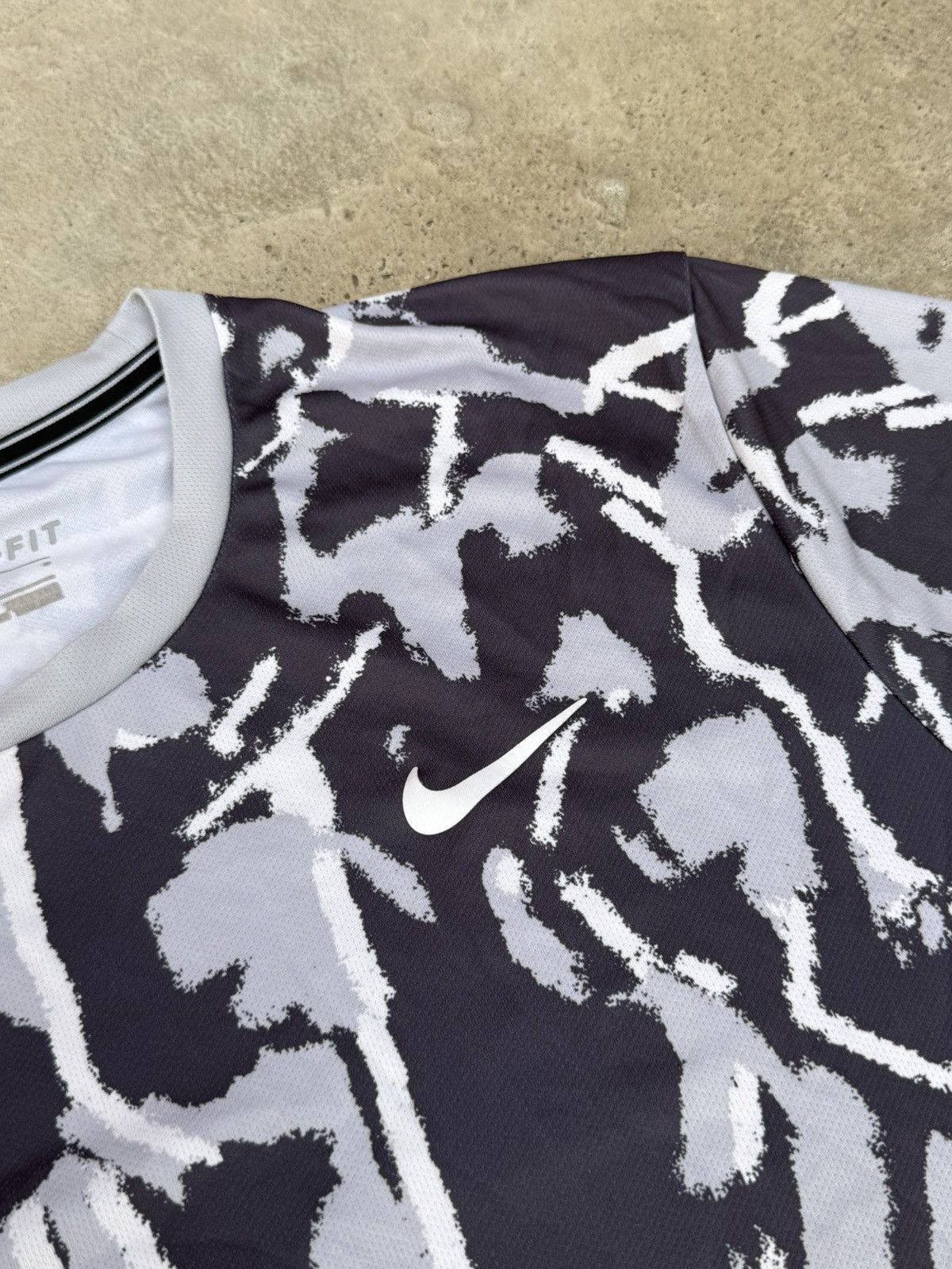 Nike RARE NIKE MULTILOGO CAMO T-SHIRT Size US L / EU 52-54 / 3 - 6 Thumbnail