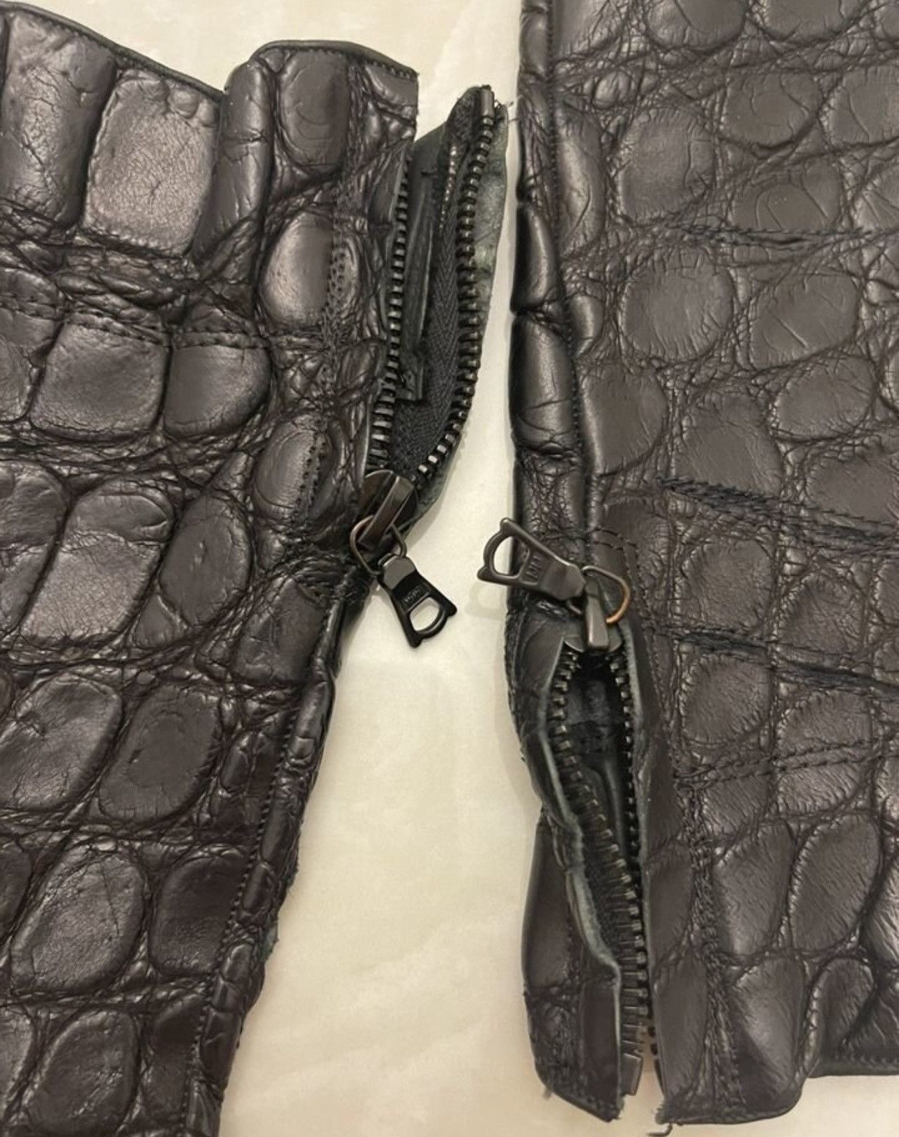 Isaac Sellam Experience Crocodile Leather Gloves by Isaac Sellam Size ONE SIZE - 6 Thumbnail