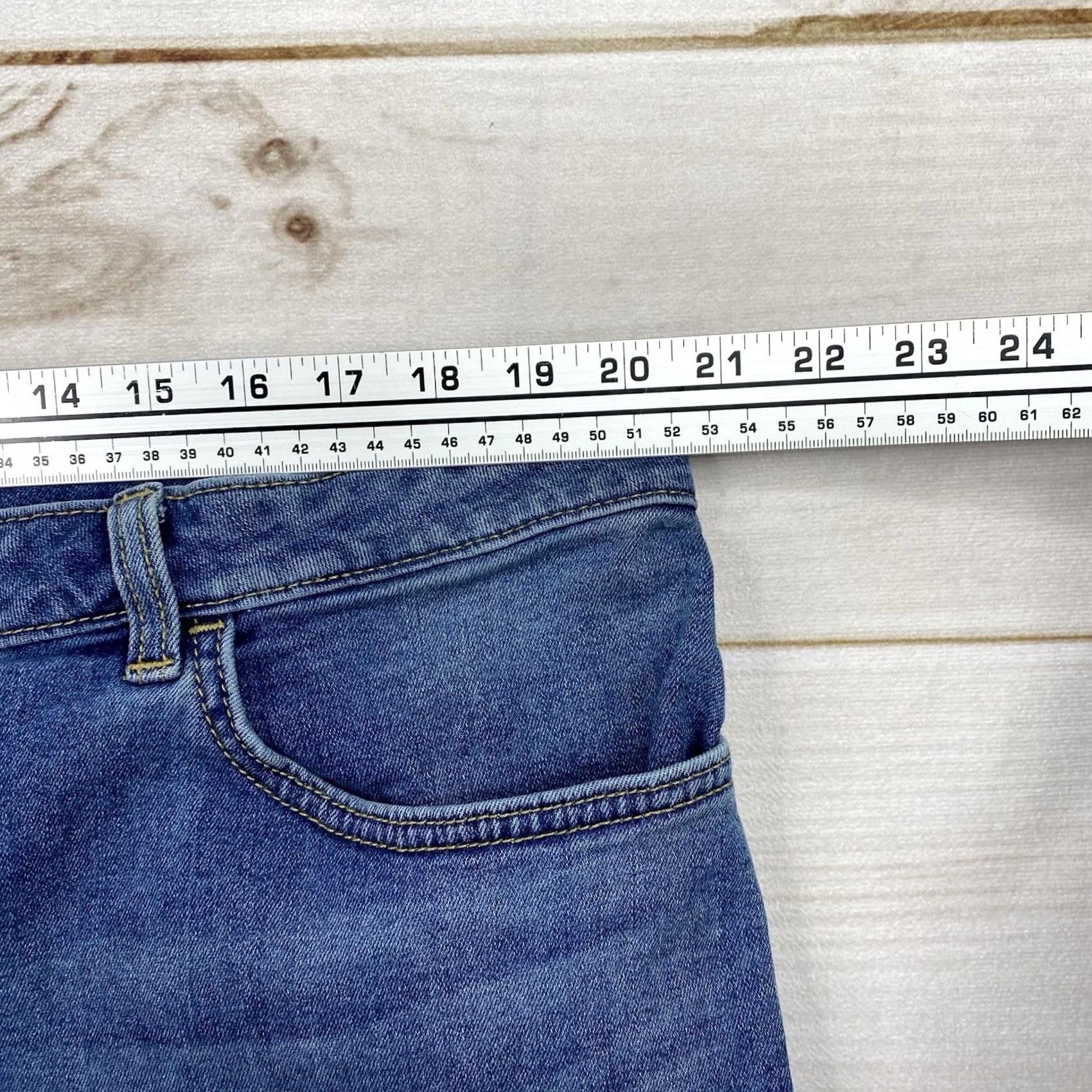Lee Lee Shorts Womens 22 Slim High Rise Medium Wash Denim 5" Inseam Stretch Pockets 5-Pocket Design Casual Summer Spring Mens Womens Girls Boys Size 40" / US 18 - 2 Thumbnail