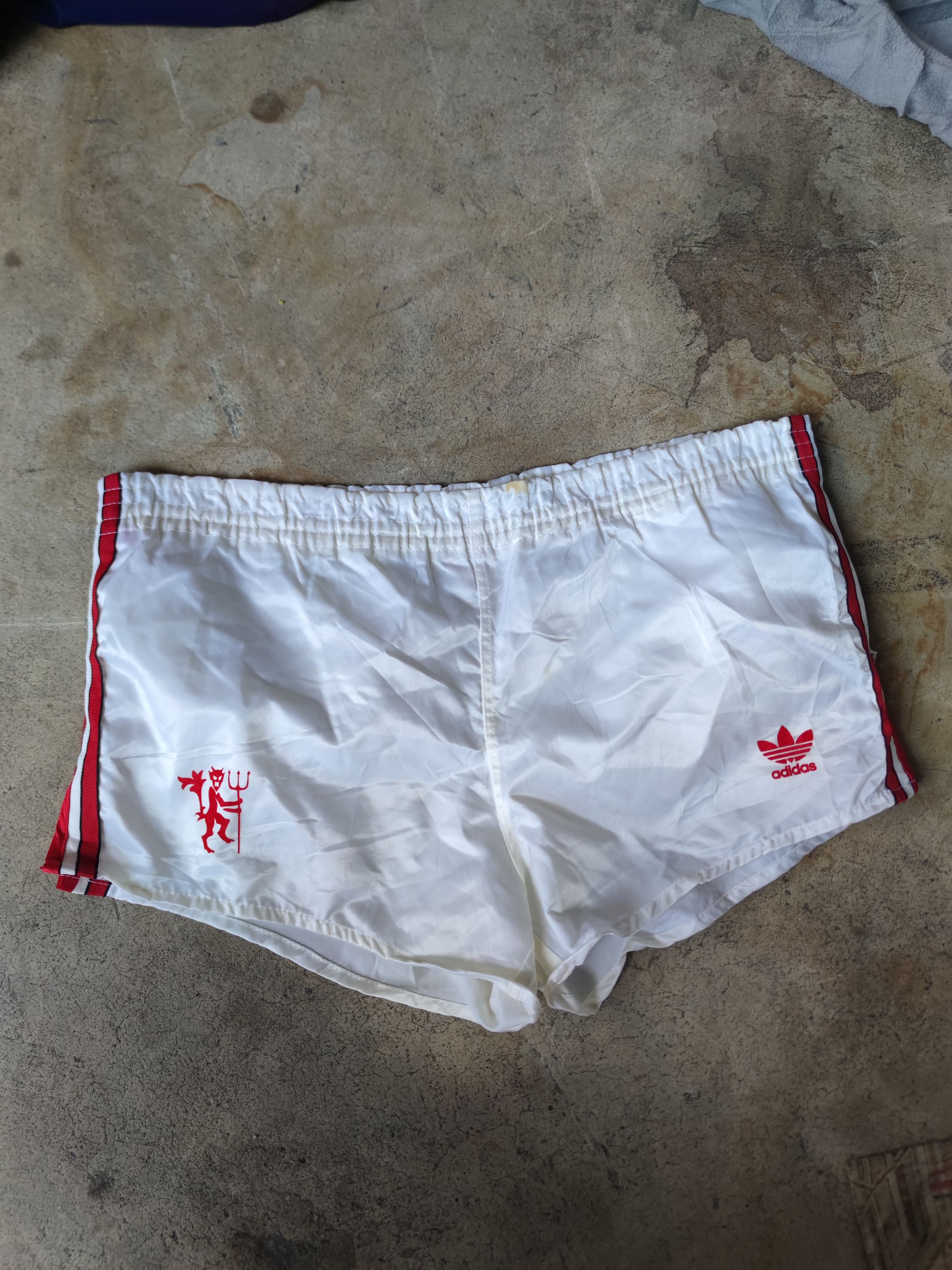 Adidas Vintage 86-88 Adidas Manchester United Home football shorts Size US 34 / EU 50 - 1 Thumbnail