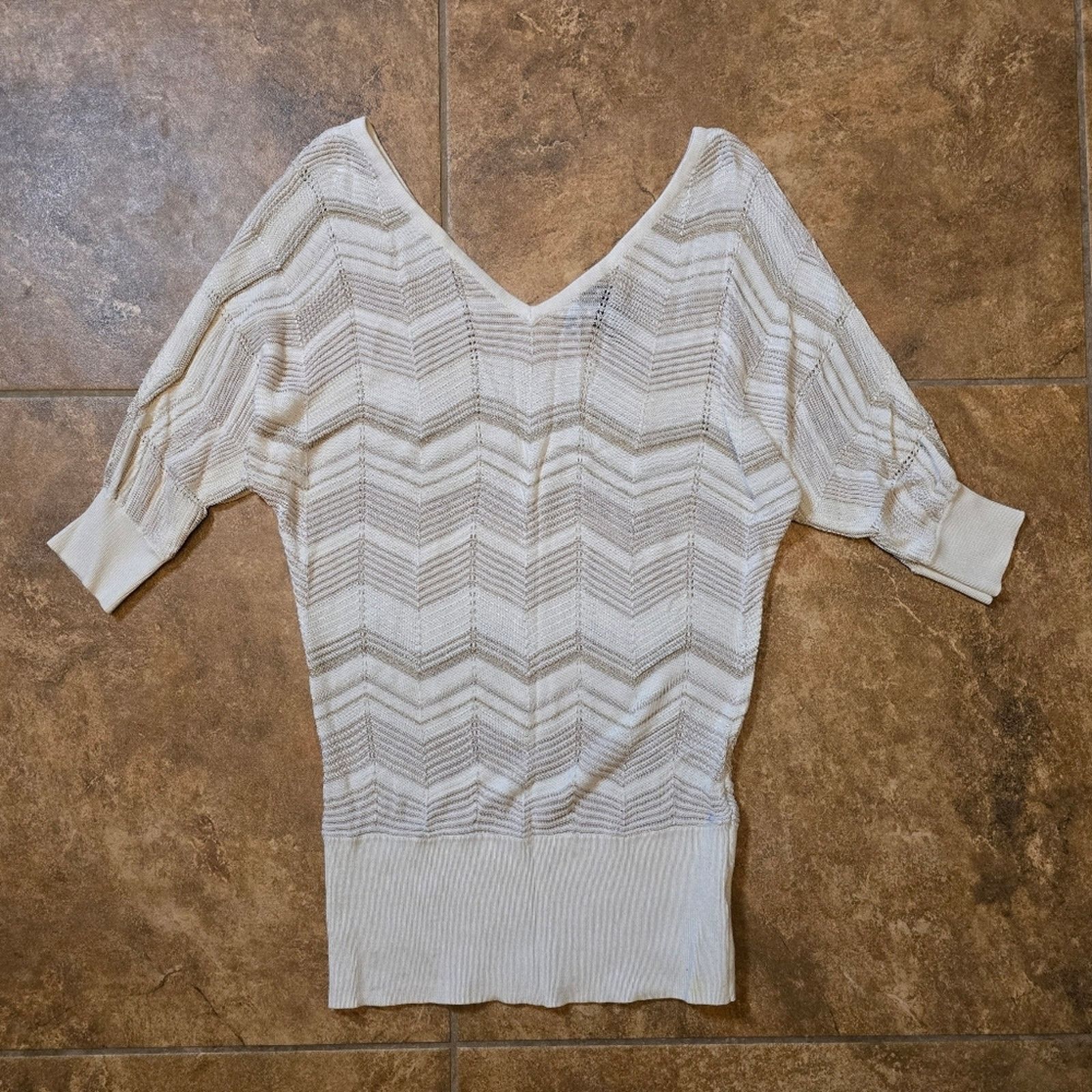 White House Black Market Cream Chevron | WHBM | Sweater Vneck 1/2 Sleeve Size M / US 6-8 / IT 42-44 - 1 Thumbnail