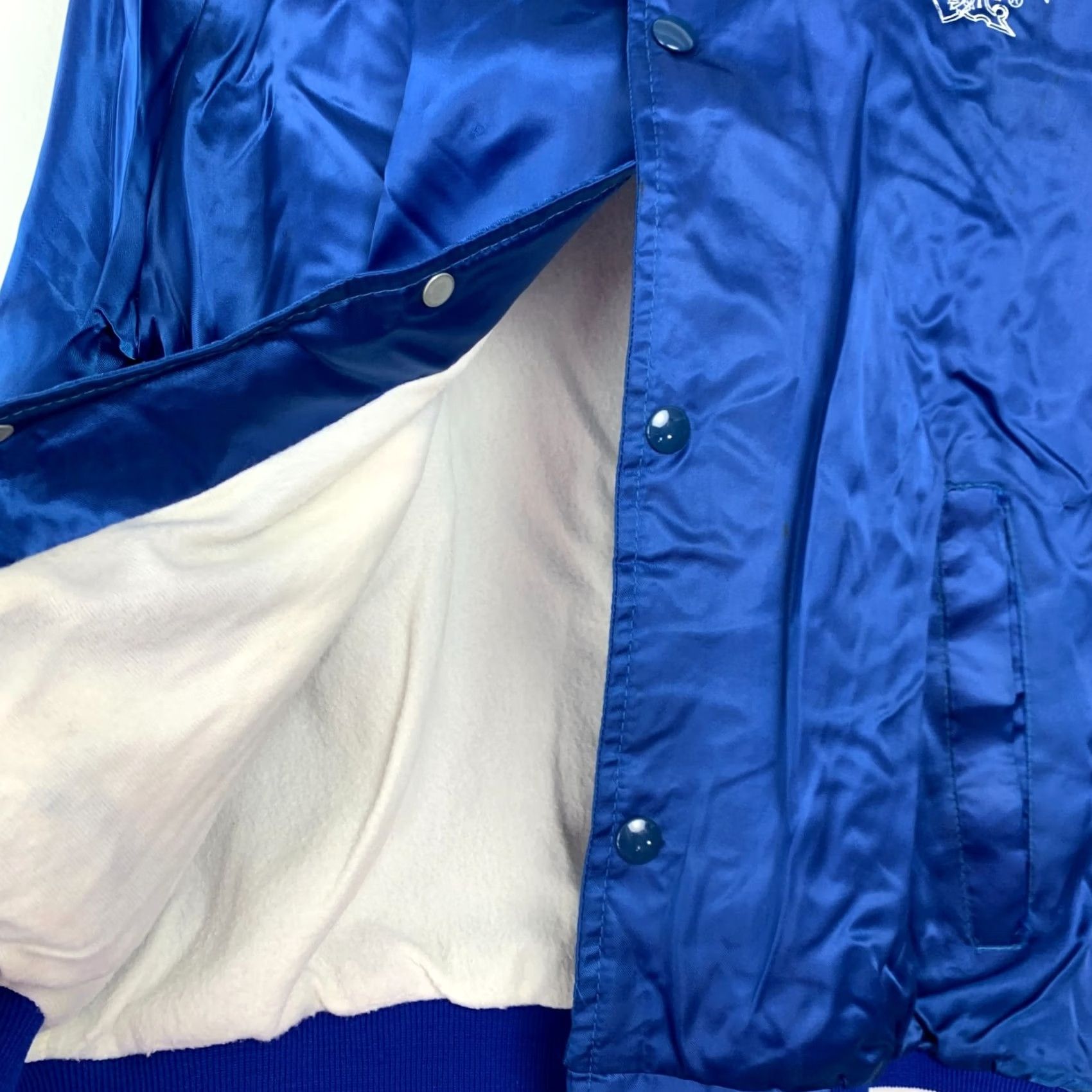 Vintage VINTAGE Trophy Sportswear 70s Anheuser Busch Satin Bomber Jacket Blue White Nylon Varsity L Mens 43" Repair طويلة Size US L / EU 52-54 / 3 - 7 Thumbnail
