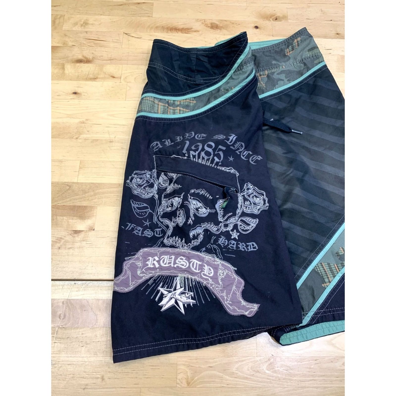 Rusty VINTAGE Rusty Board Shorts Men 36 Black Y2K Embroidered Skull 13191 Size US 36 / EU 52 - 5 Thumbnail