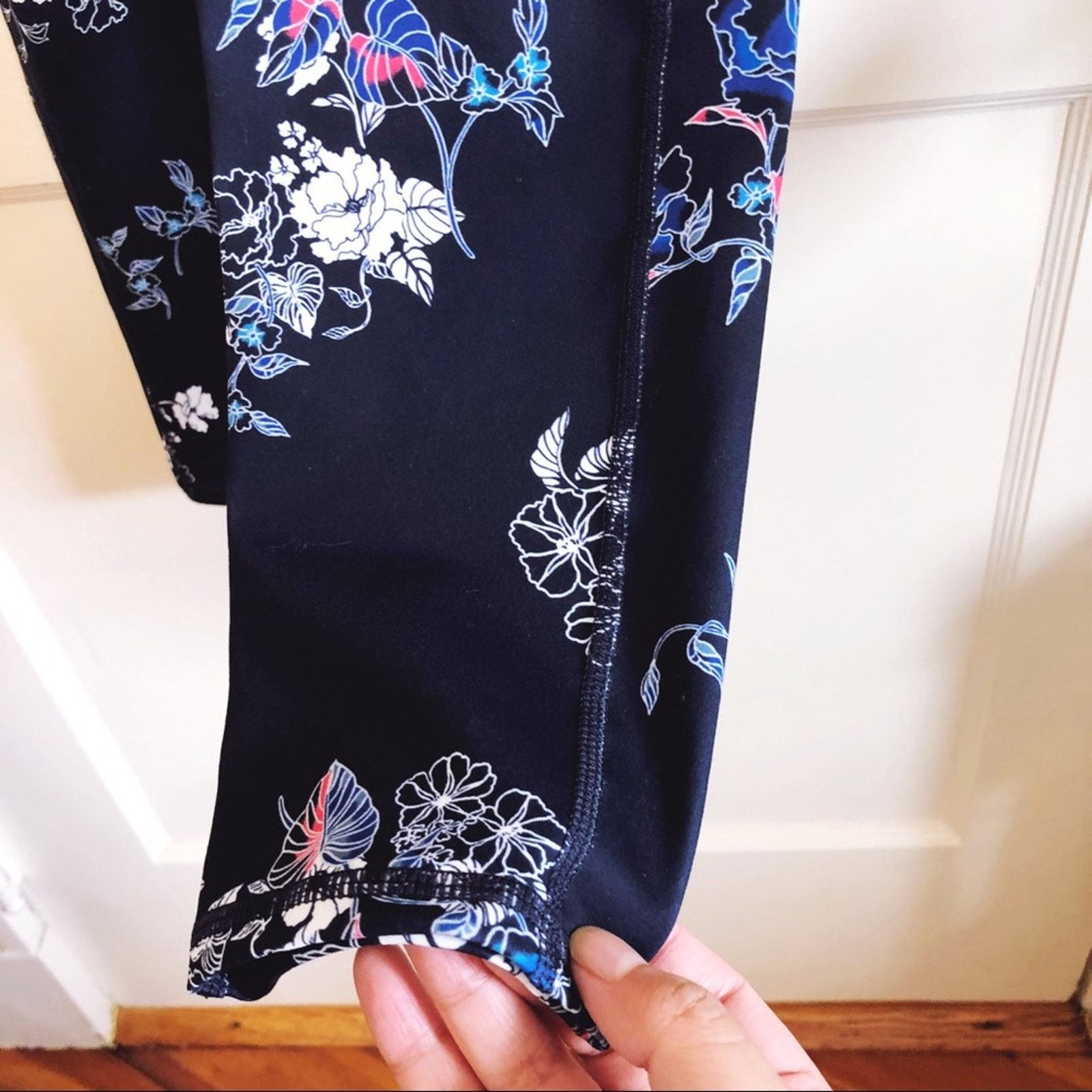 Gap GAP Fit High-Rise Blue Floral Compression Leggings Size 27" / US 4 / IT 40 - 9 Thumbnail
