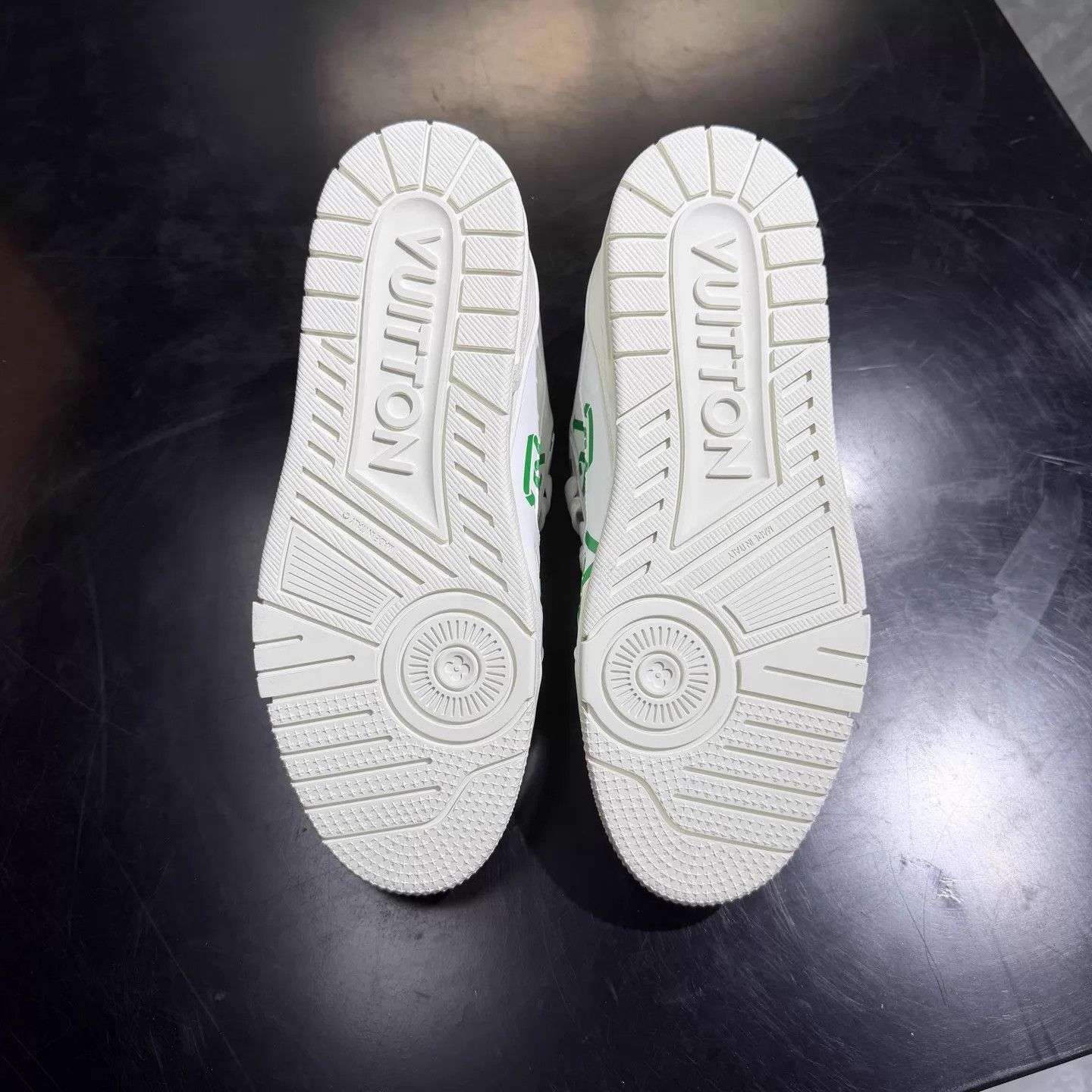 Louis Vuitton Louis Vuitton LV Trainer White Green UK6 Size US 7 / EU 40 - 5 Thumbnail