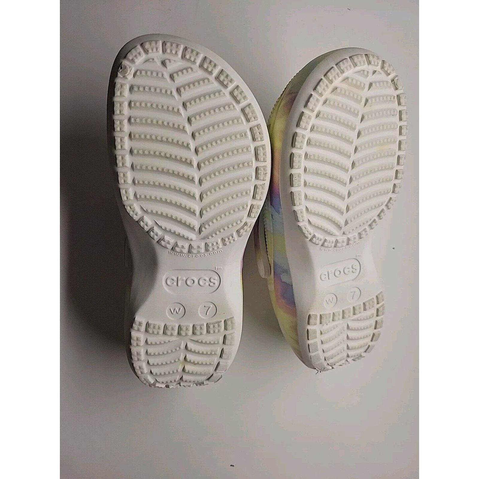 Crocs Crocs Classic Iconic Comfort Tie Dye Clogs Sz 7 Paris Charms Size US 7 / IT 37 - 8 Thumbnail