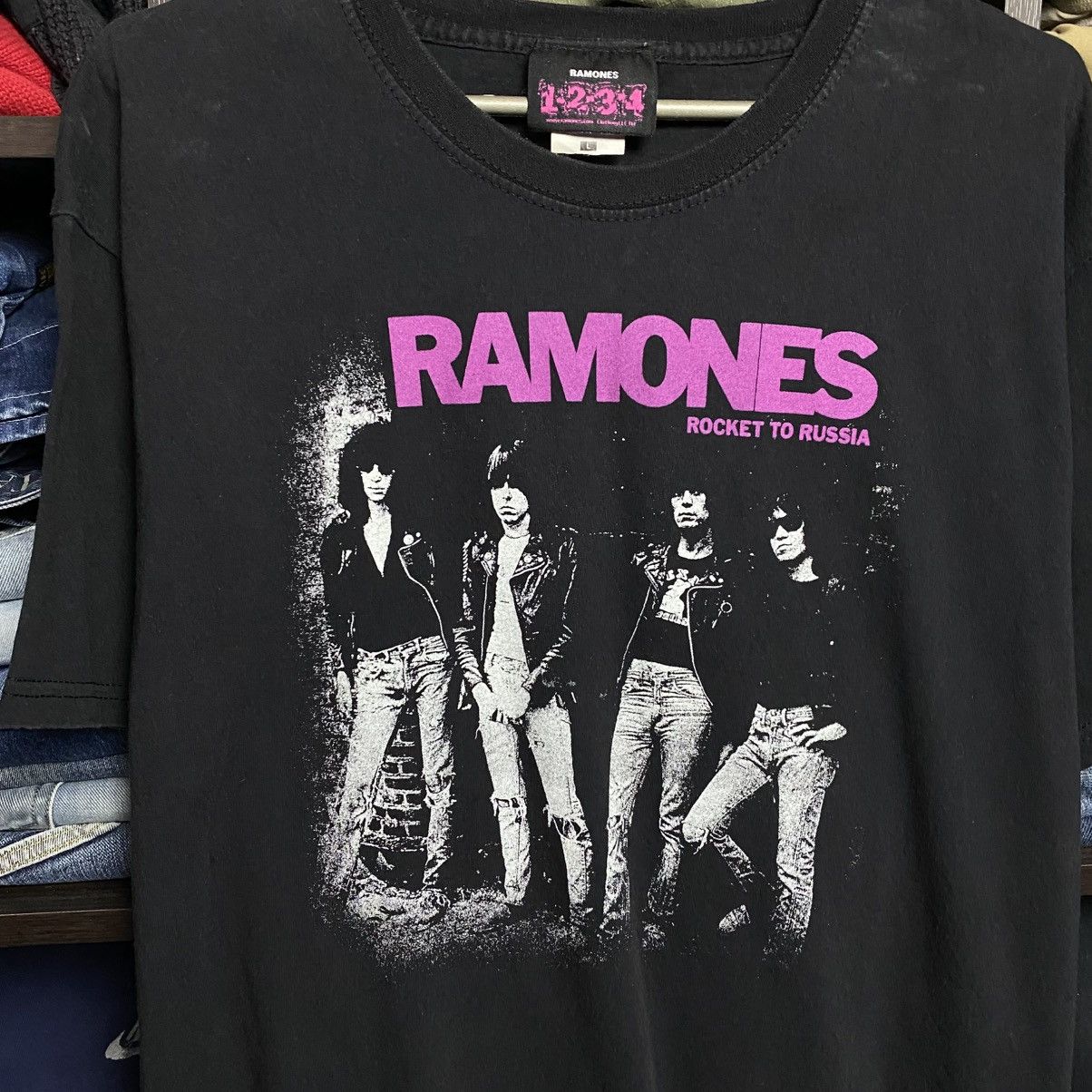 Band Tees Vintage Ramones Big Graphic logo 2000’s rock band tee size L Size US L / EU 52-54 / 3 - 2 Thumbnail