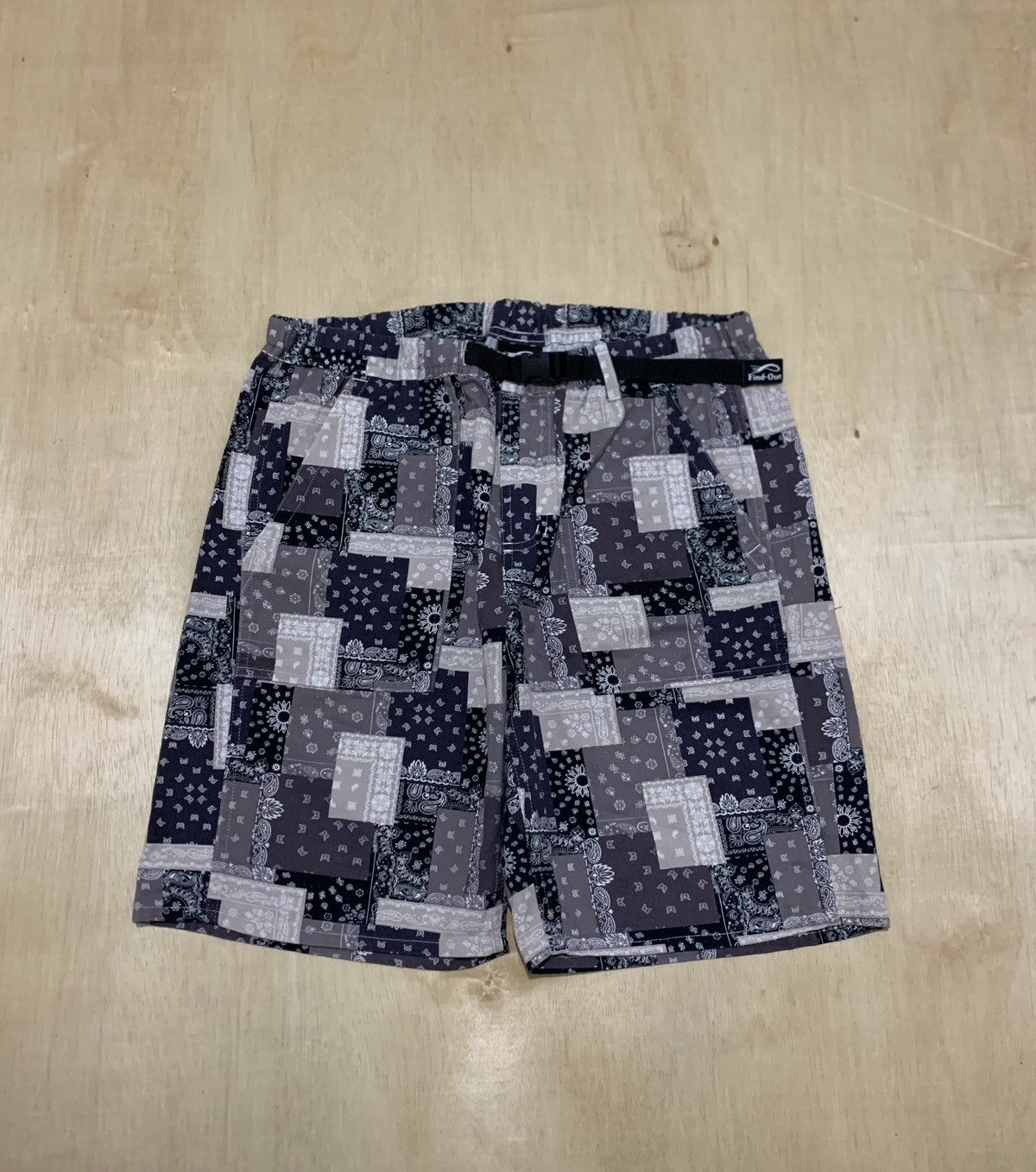 20471120 × Japanese Brand Bandana Find-Out Short pants Size US 33 - 1 Thumbnail