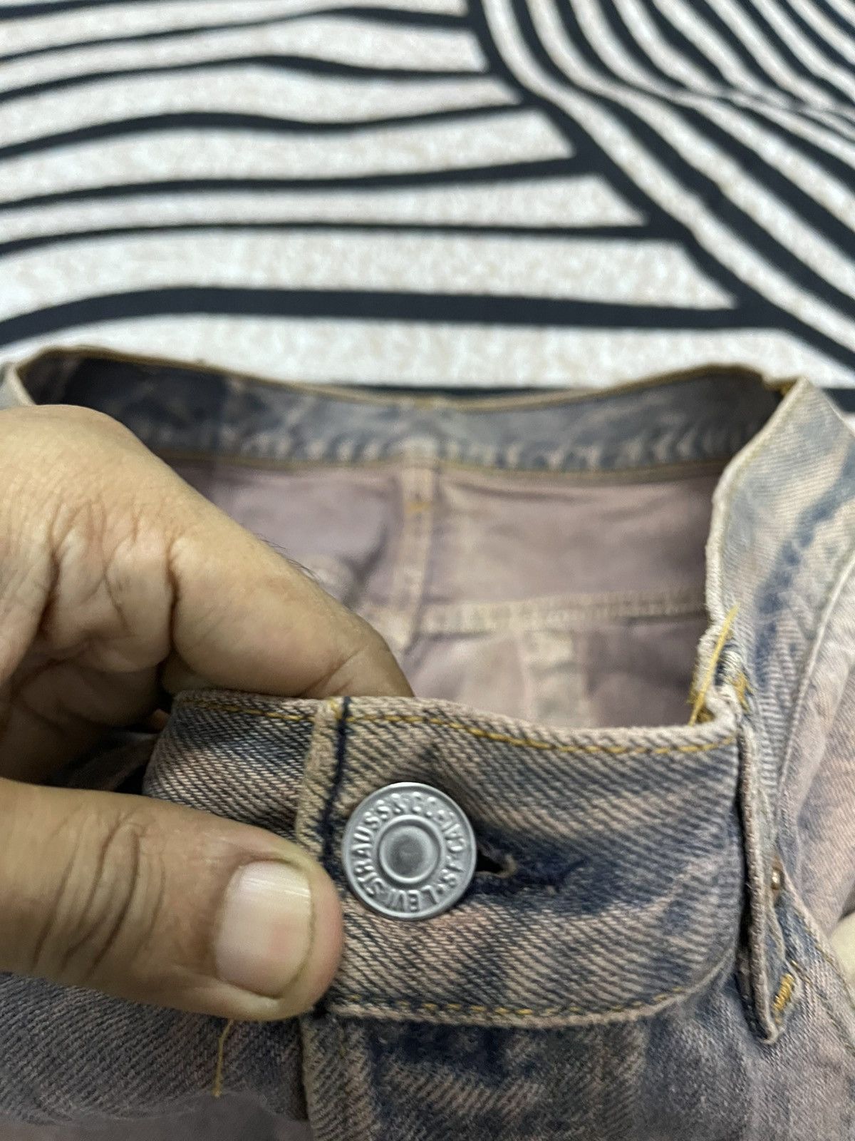 Levi's Vintage Clothing 90s LEVIS 501xx DISTRESSED JEANS SPLASHED PAINT RARE Size US 31 - 9 Thumbnail