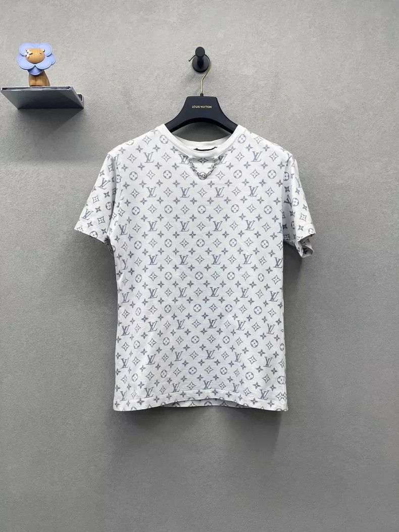 Louis Vuitton Louis Vuitton Neckline chain presbyopic full Logo short sl Size US M / EU 48-50 / 2 - 1 Thumbnail