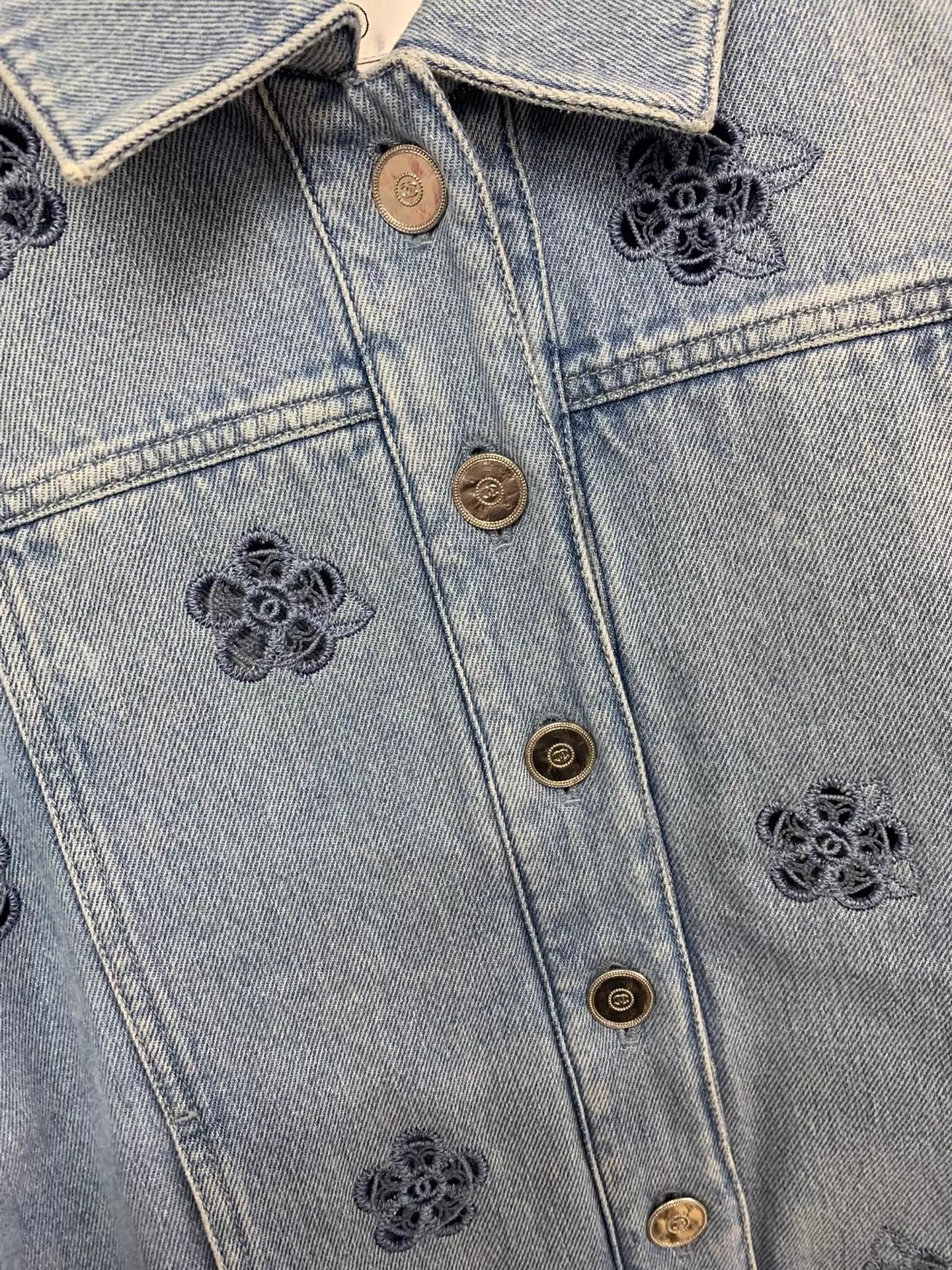 Chanel Chanel Camellia Denim Jacket Size 36 New with Tags Size XS / US 0-2 / IT 36-38 - 2 Thumbnail