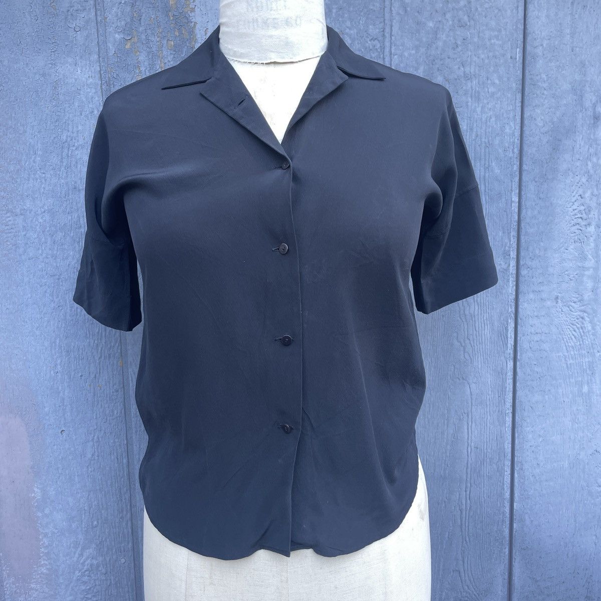 Jil Sander Jil Sander short sleeve 100% silk button up blouse solid top Size XS / US 0-2 / IT 36-38 - 2 Thumbnail