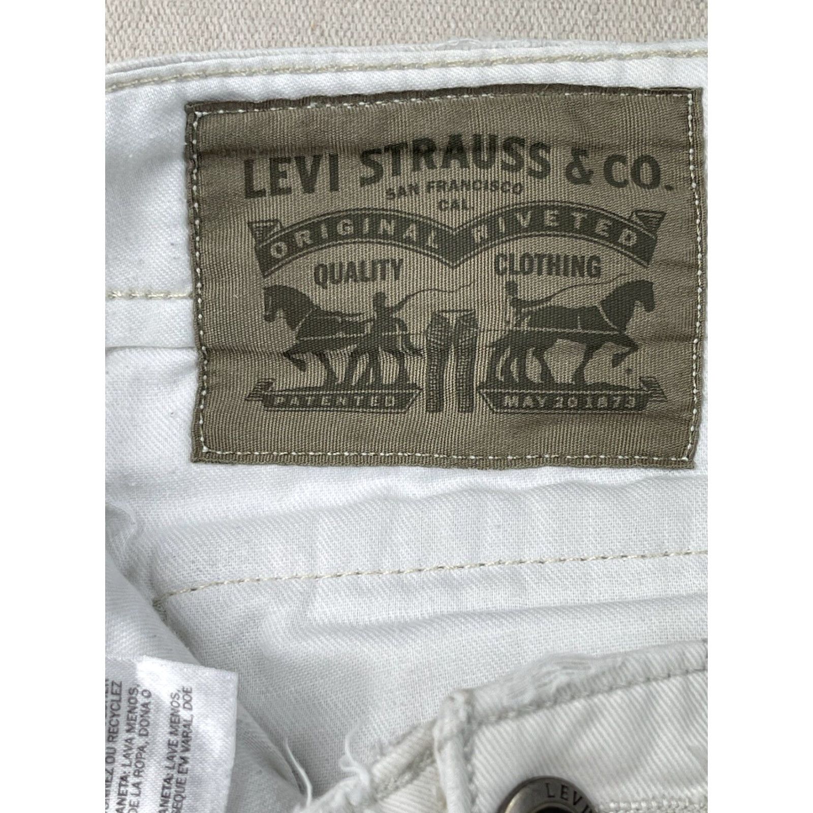 Levi's VINTAGE? No, Levi's Cargo Shorts Mens 34 White 11" Inseam Canvas Cotton Cargo Pocket Casual Workwear Summer 11" Inseam Men’s Regular Mens Size US 34 / EU 50 - 3 Thumbnail