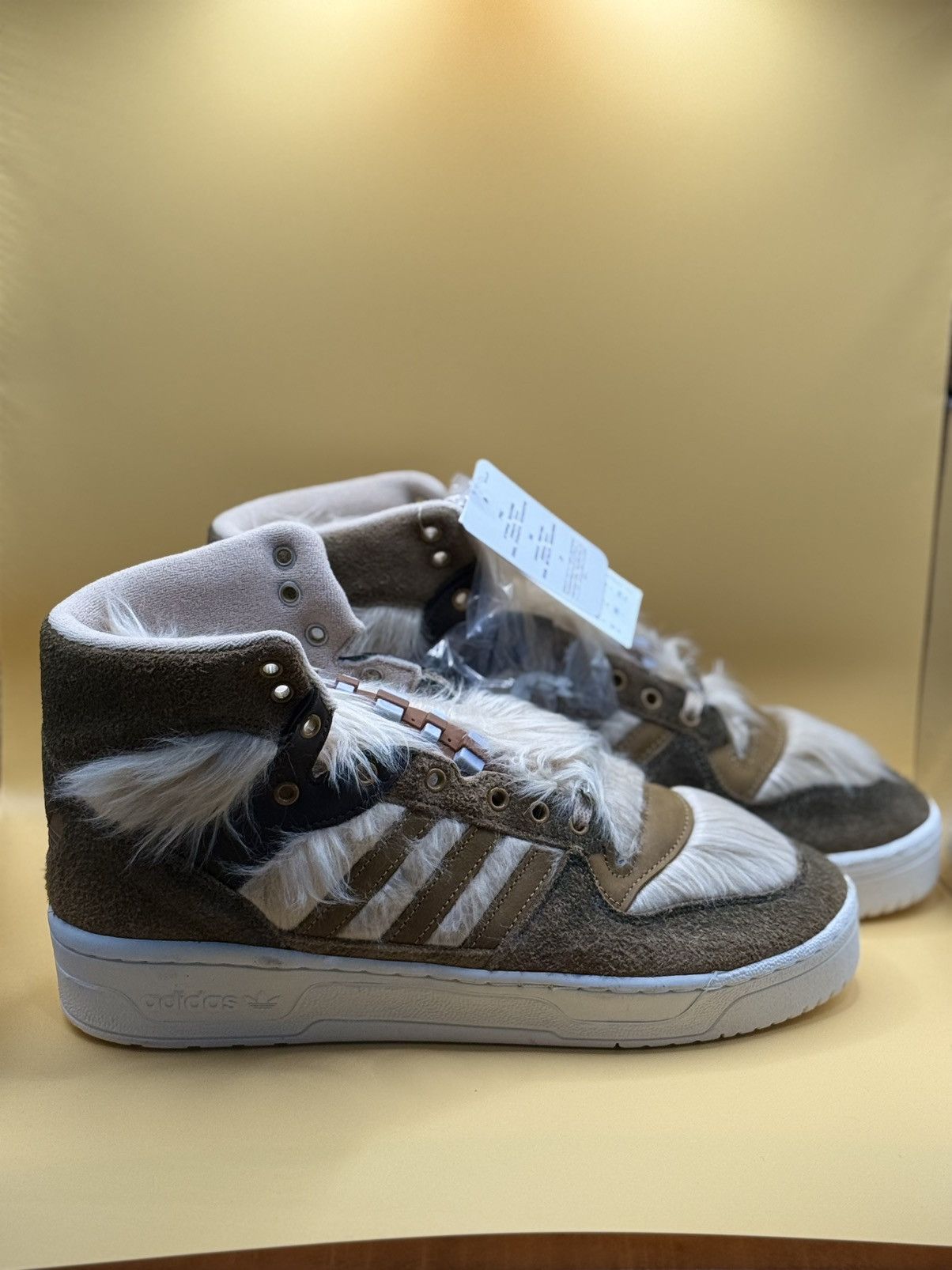 adidas gazelle silver green womens adidas Star Wars x adidas Rivalry Hi Chewbacca FX9290