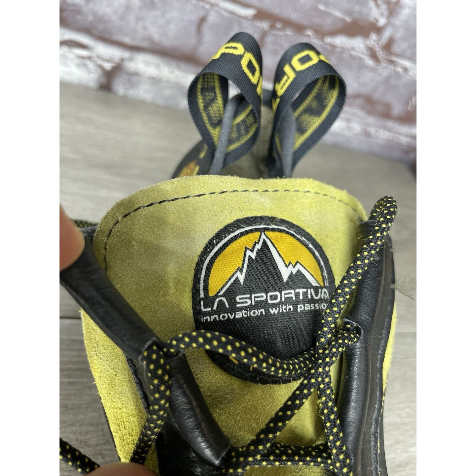 La Sportiva La Sportiva Vibram Miura Black Synthetic Yellow Climbing Sho Size US 10.5 / EU 43-44 - 11 Thumbnail