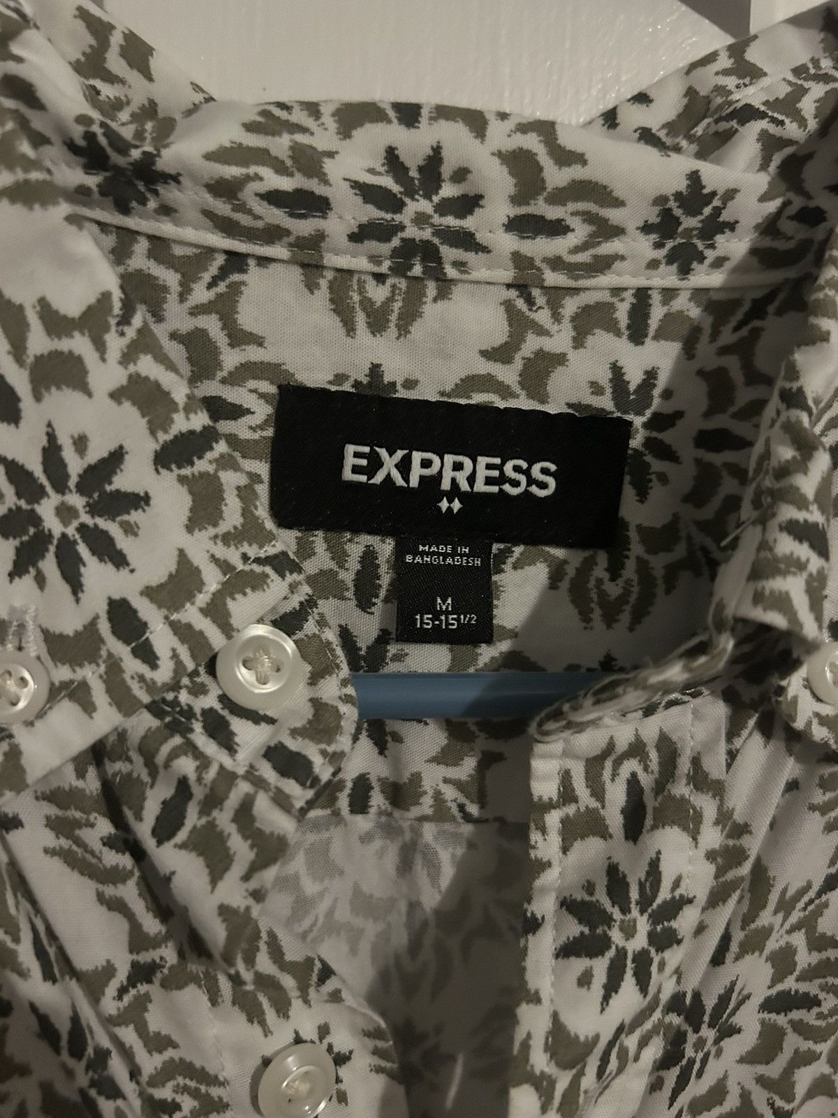 Express Express white and green floral button down Size US M / EU 48-50 / 2 - 2 Thumbnail