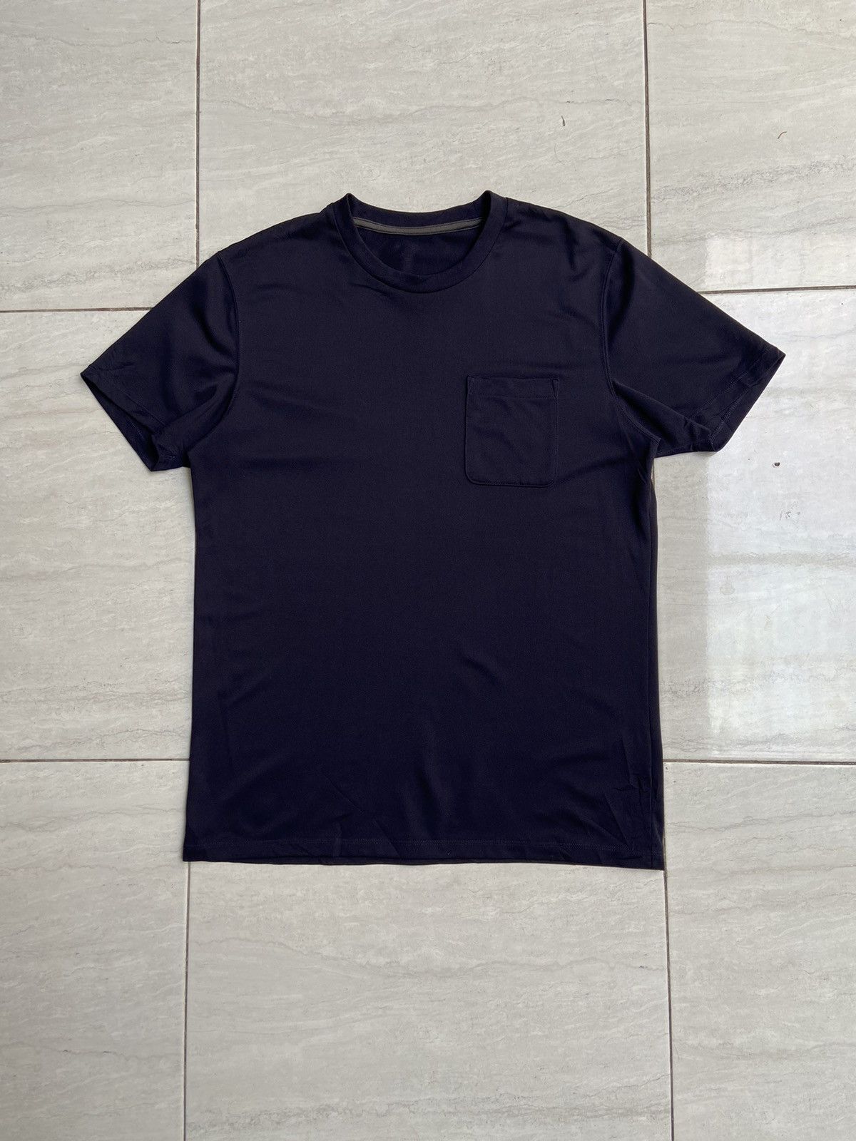 Uniqlo UNIQLO Navy T-Shirt Size US S / EU 44-46 / 1 - 6 Thumbnail