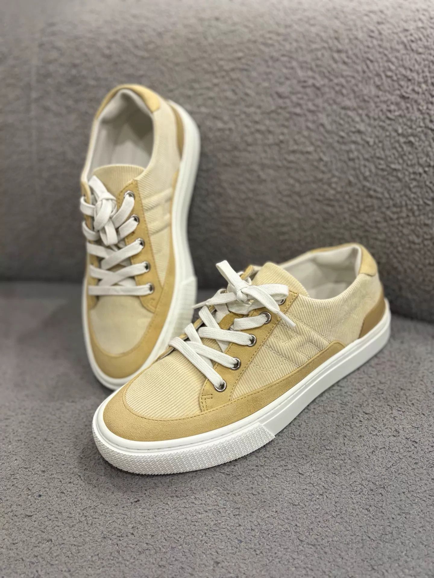 Hermes Hermes Women's Cream Classic Sneaker 99 New 38 EU Size US 7.5 / IT 37.5 - 3 Thumbnail